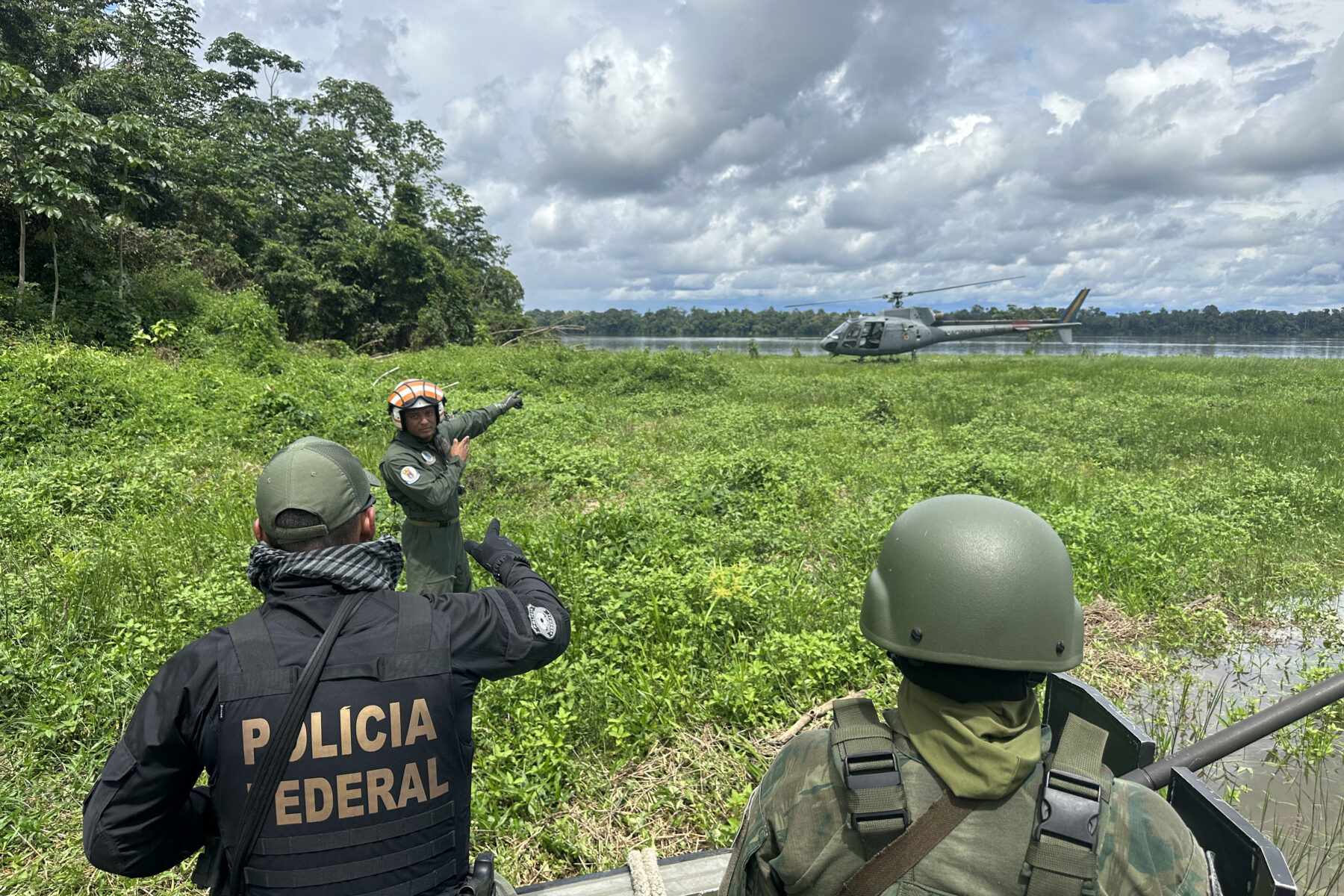 Brazilian Federal Police officers on an operation, as in Operation Omerta