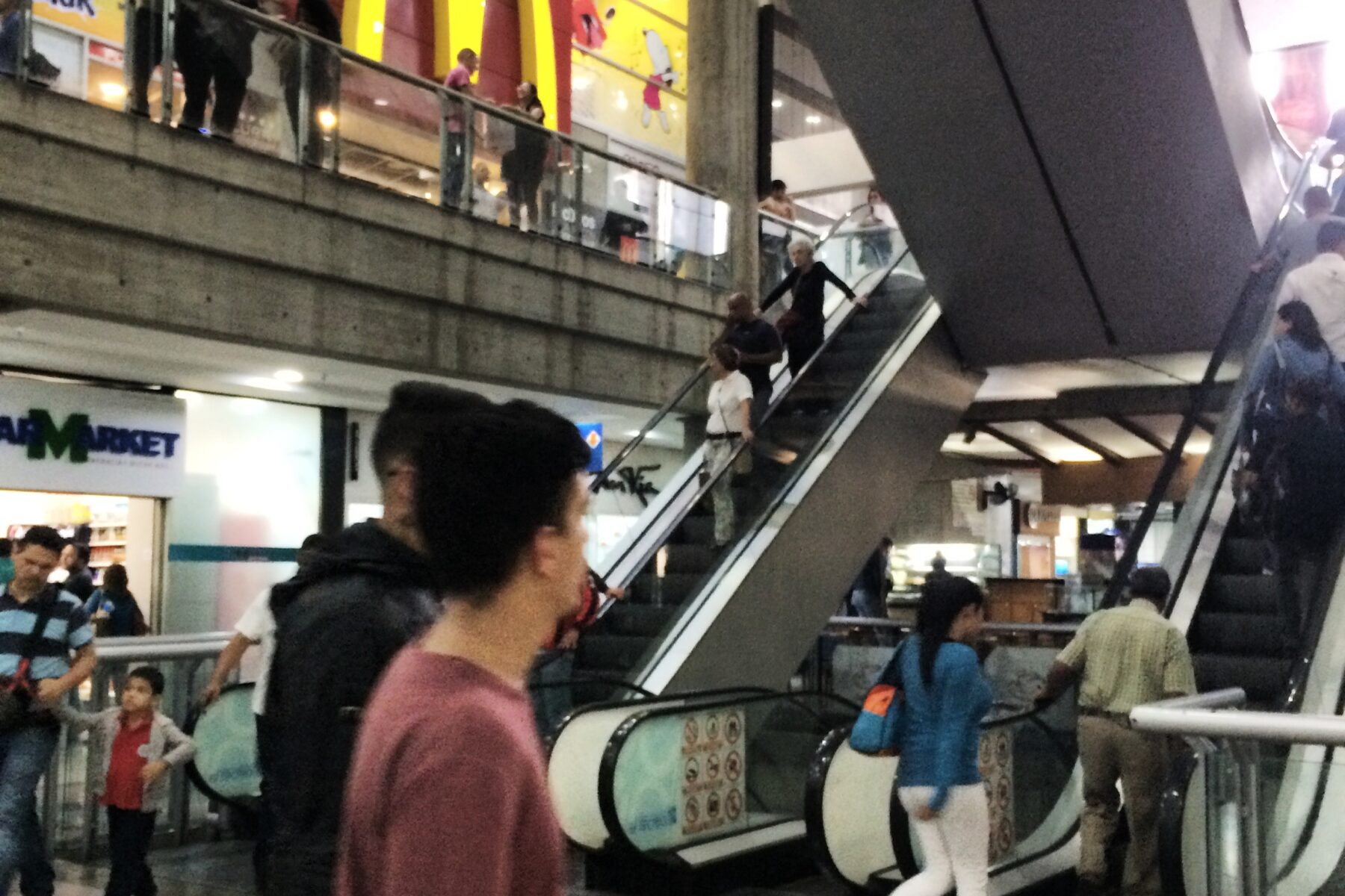 Shoppers in a Caracas mall, where apps like Cashea offer consumer credit