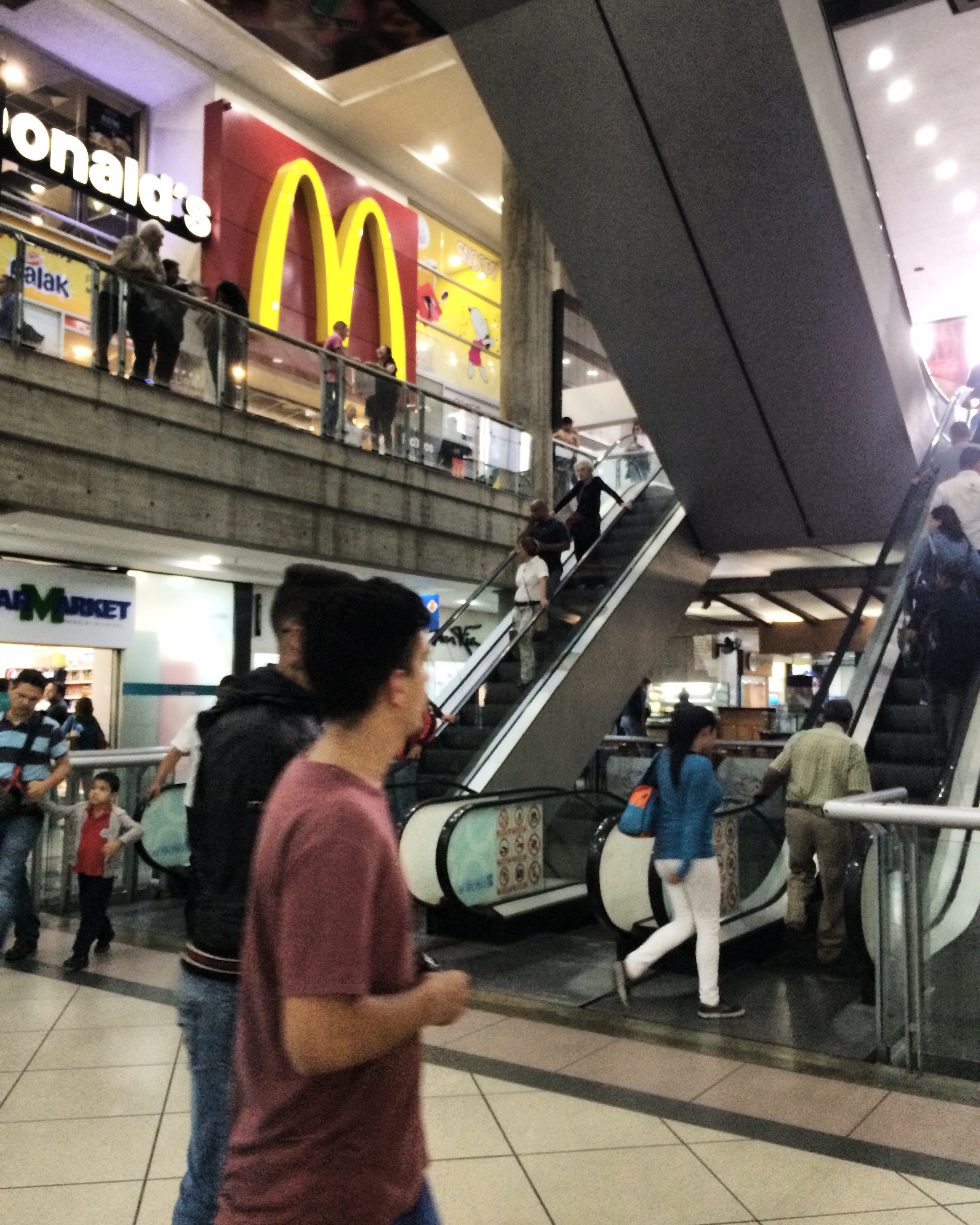 Shoppers in a Caracas mall, where apps like Cashea offer consumer credit
