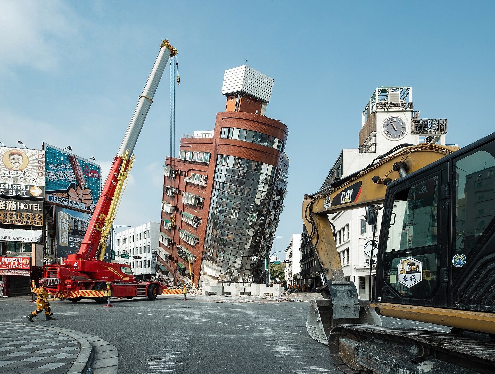Rescue workers at a collapsed building, illustrating Colombia's earthquake economic emergency