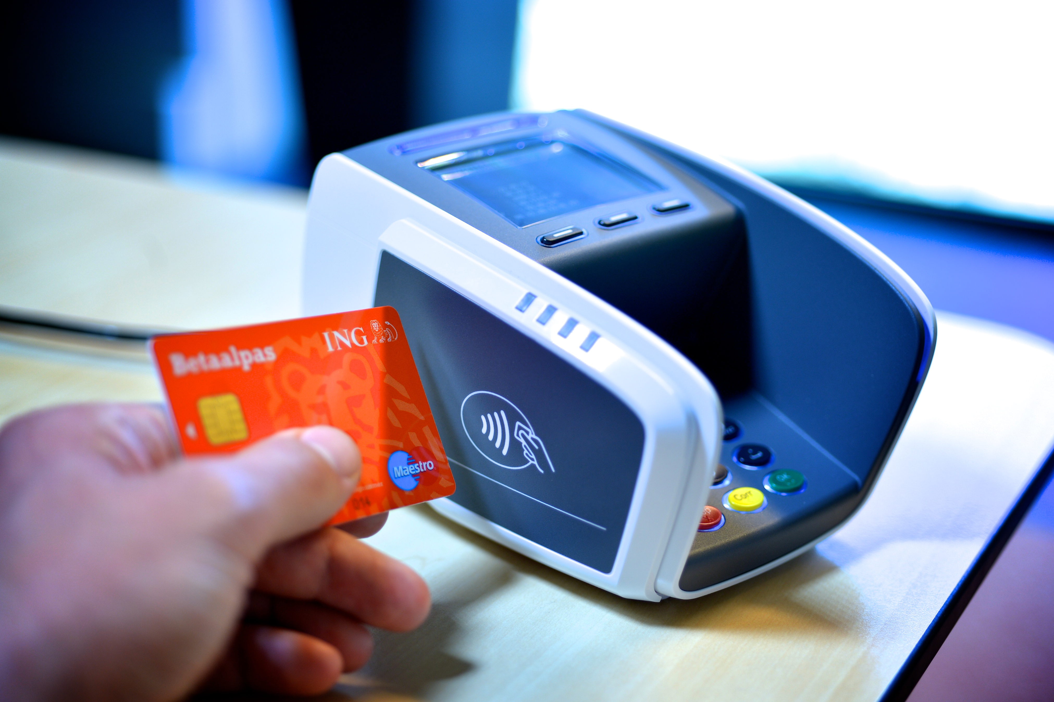 A contactless card payment, illustrating instant payments in Chile