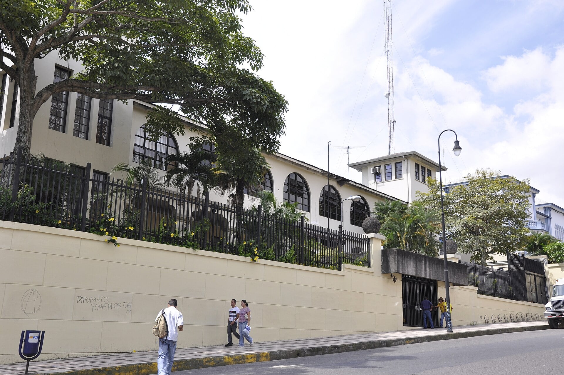 4x3 labour law &mdash; the Legislative Assembly buildings at Cuesta de Moras, San Jos&eacute;