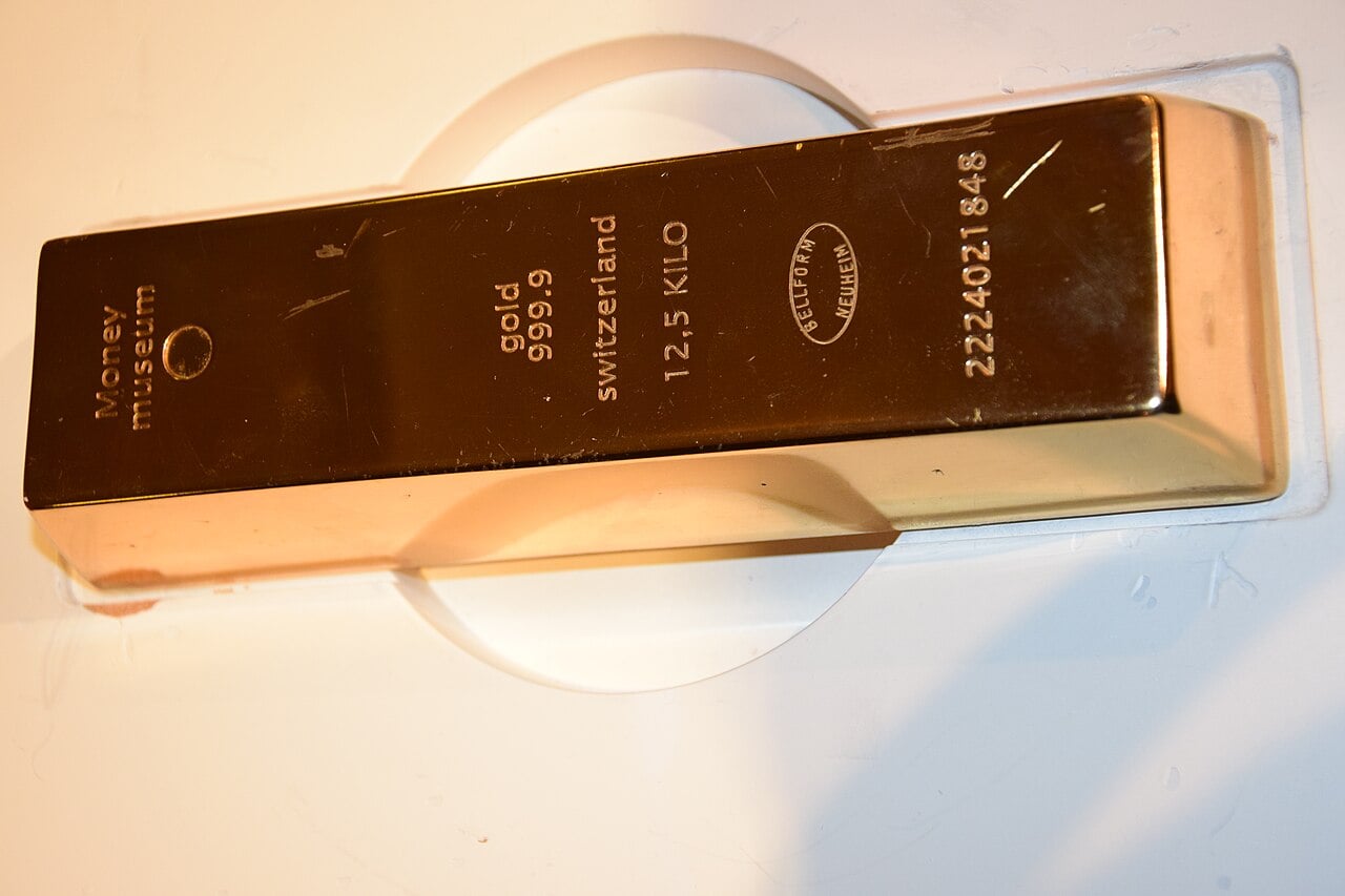 A gold bullion bar