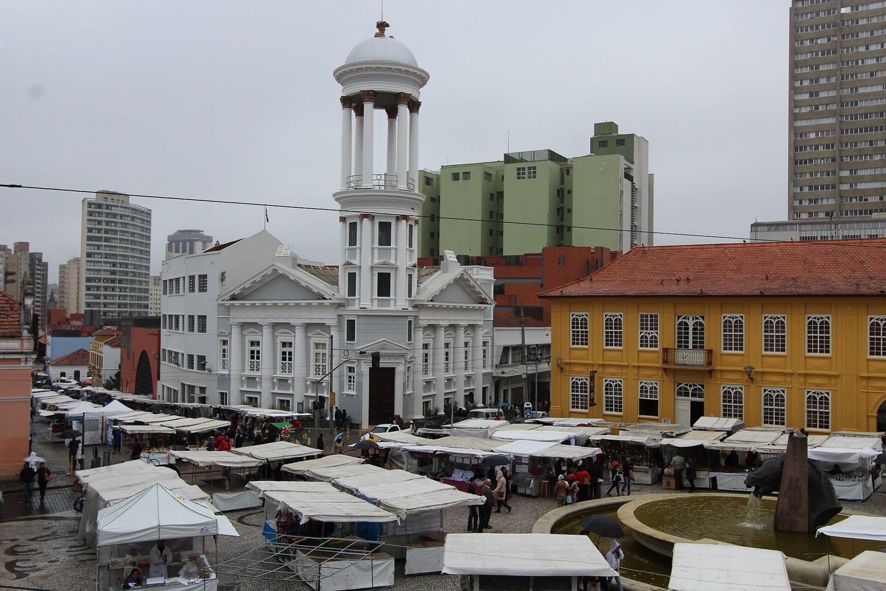 Curitiba's historic centre with market stalls, near where Rua da Franca takes place