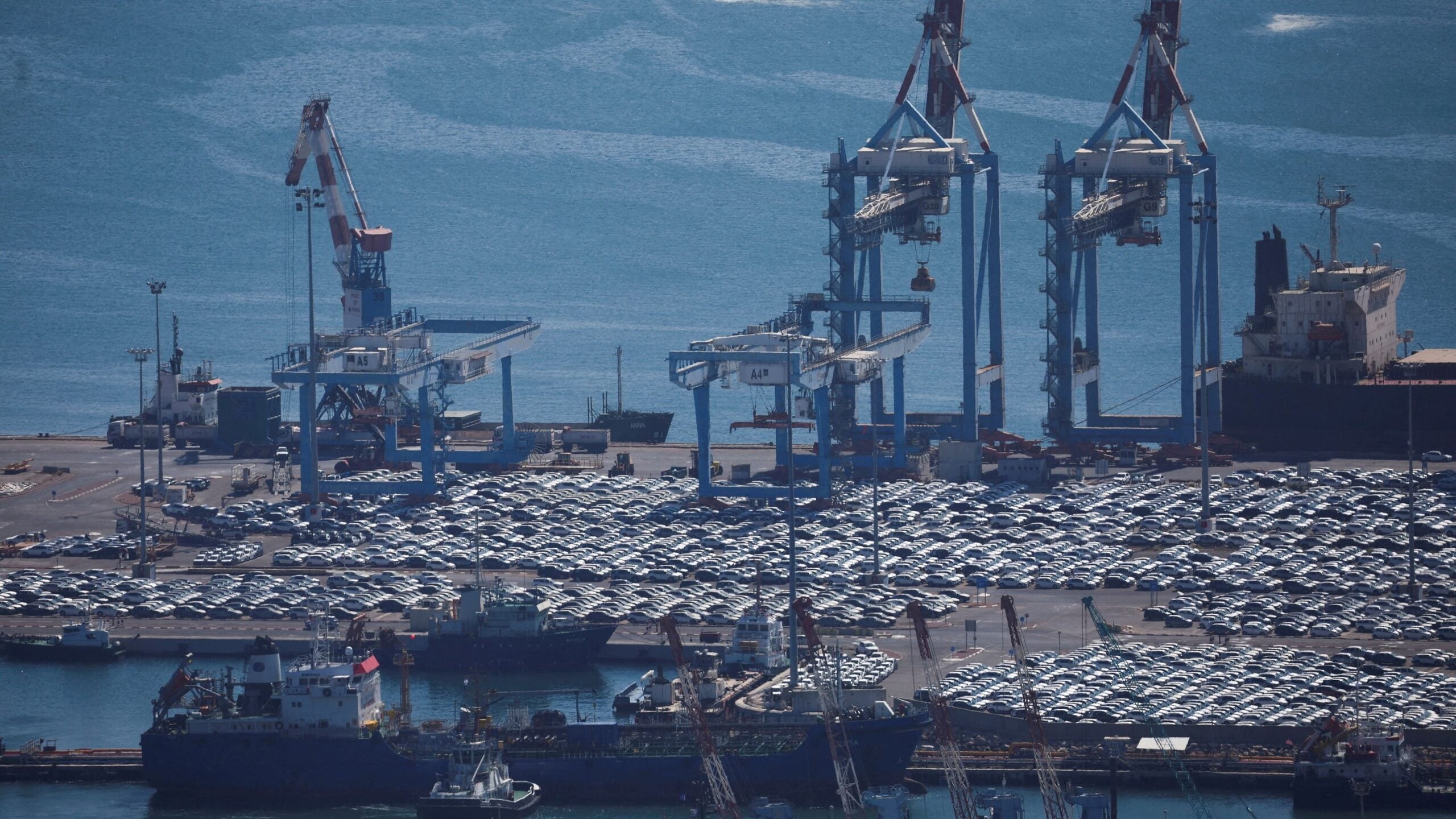 A US Coast Guard cutter alongside a tanker, enforcing the blockade of Iranian ports