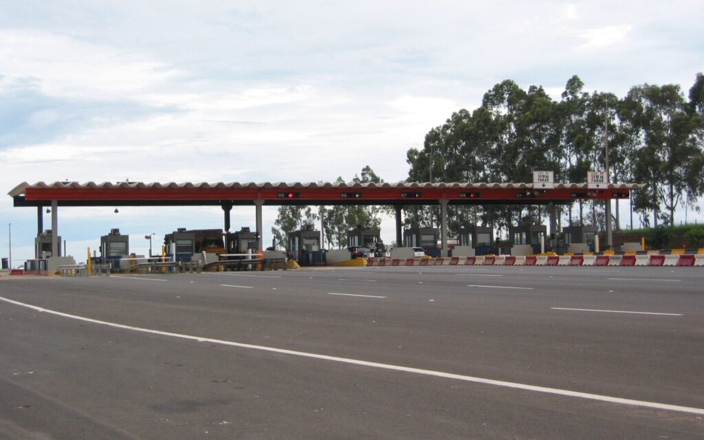 A toll plaza on a highway in Brazil