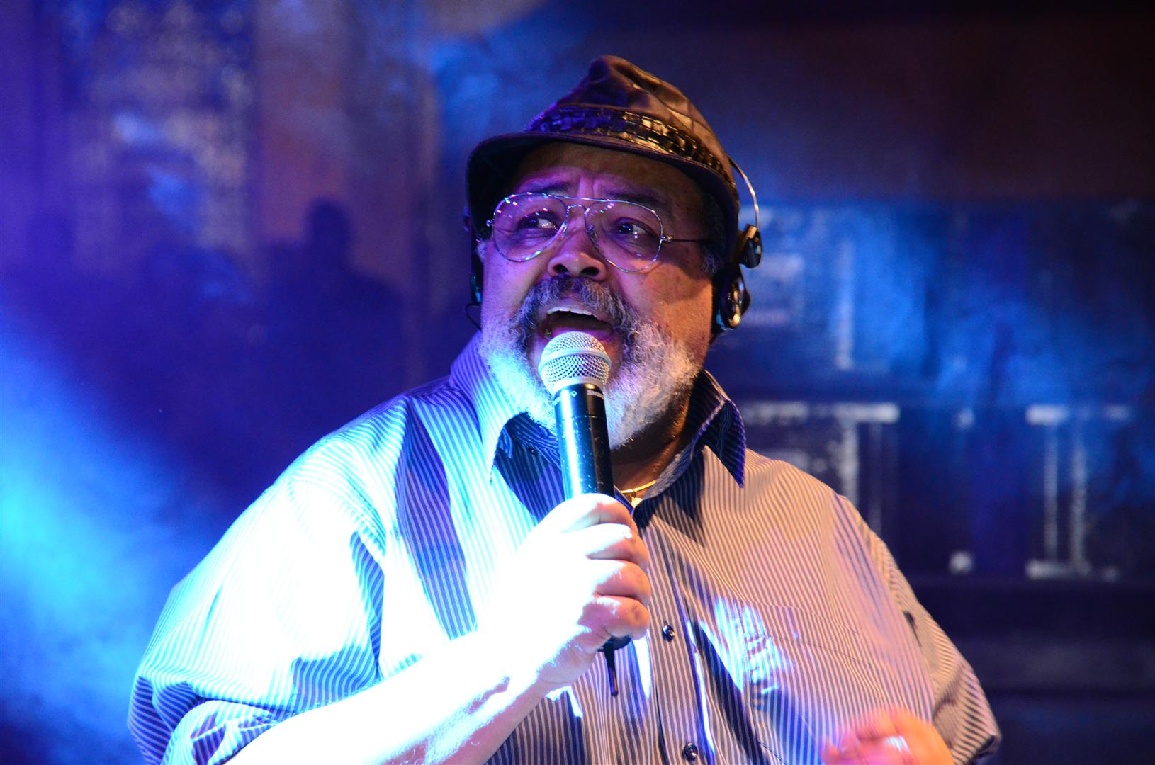 Samba legend Jorge Aragão performing live, headlining Rio's weekend at Qualistage