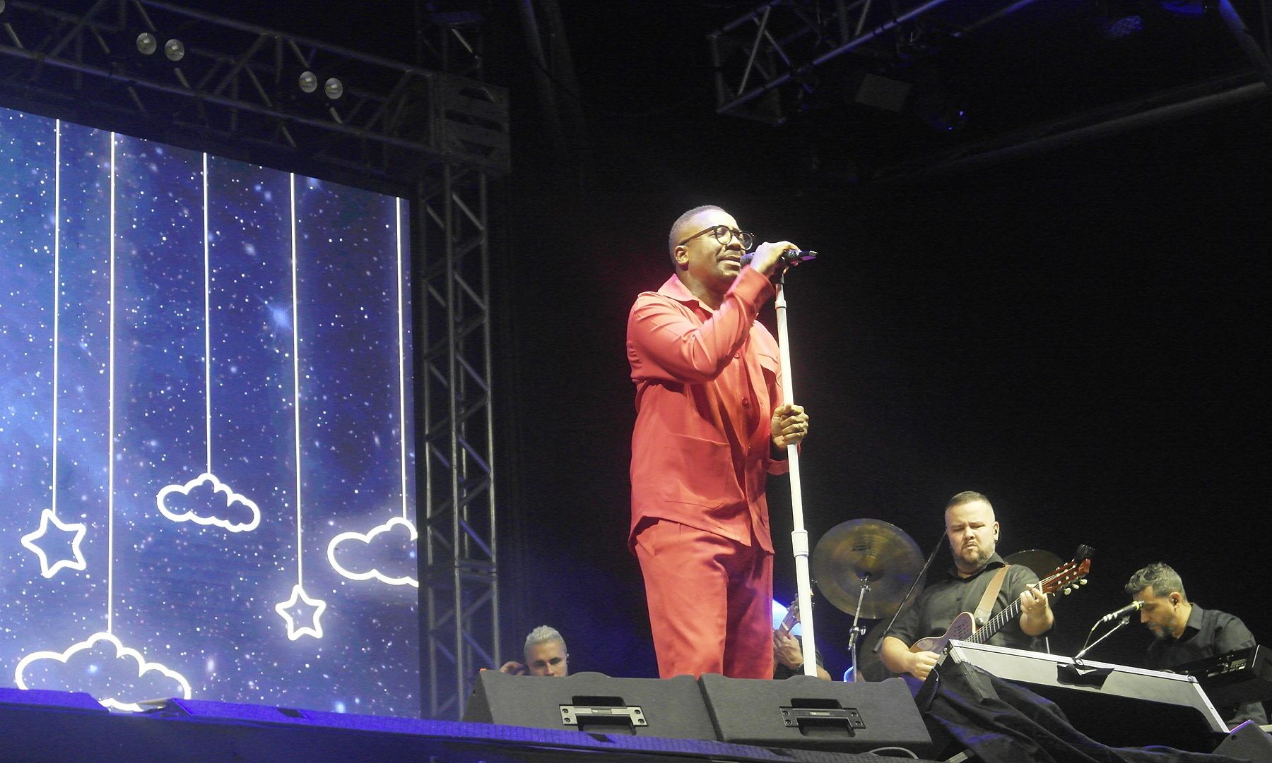 Samba singer Mumuzinho performing live, headlining Belo Horizonte's weekend agenda