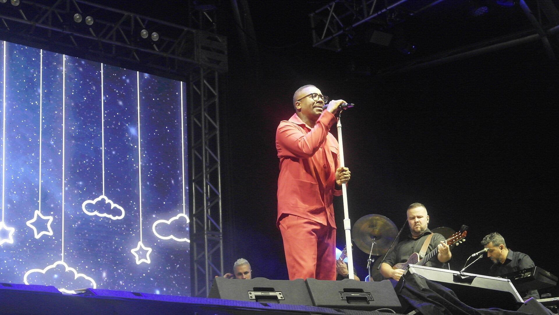Samba singer Mumuzinho performing live, headlining Belo Horizonte's weekend agenda