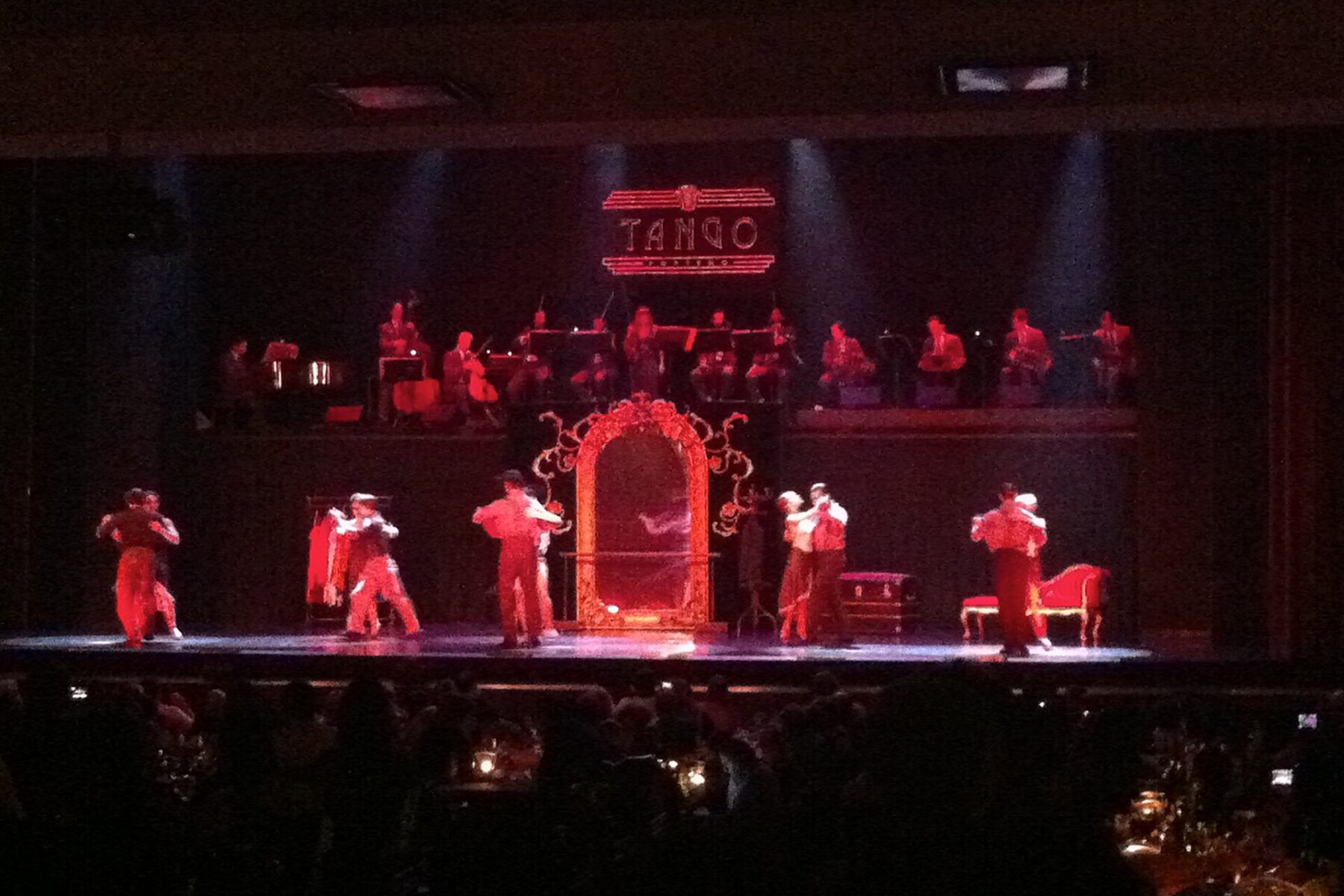 Tango dancers performing — Curitiba's Iza Gastronomia hosts a Buenos Aires-themed night