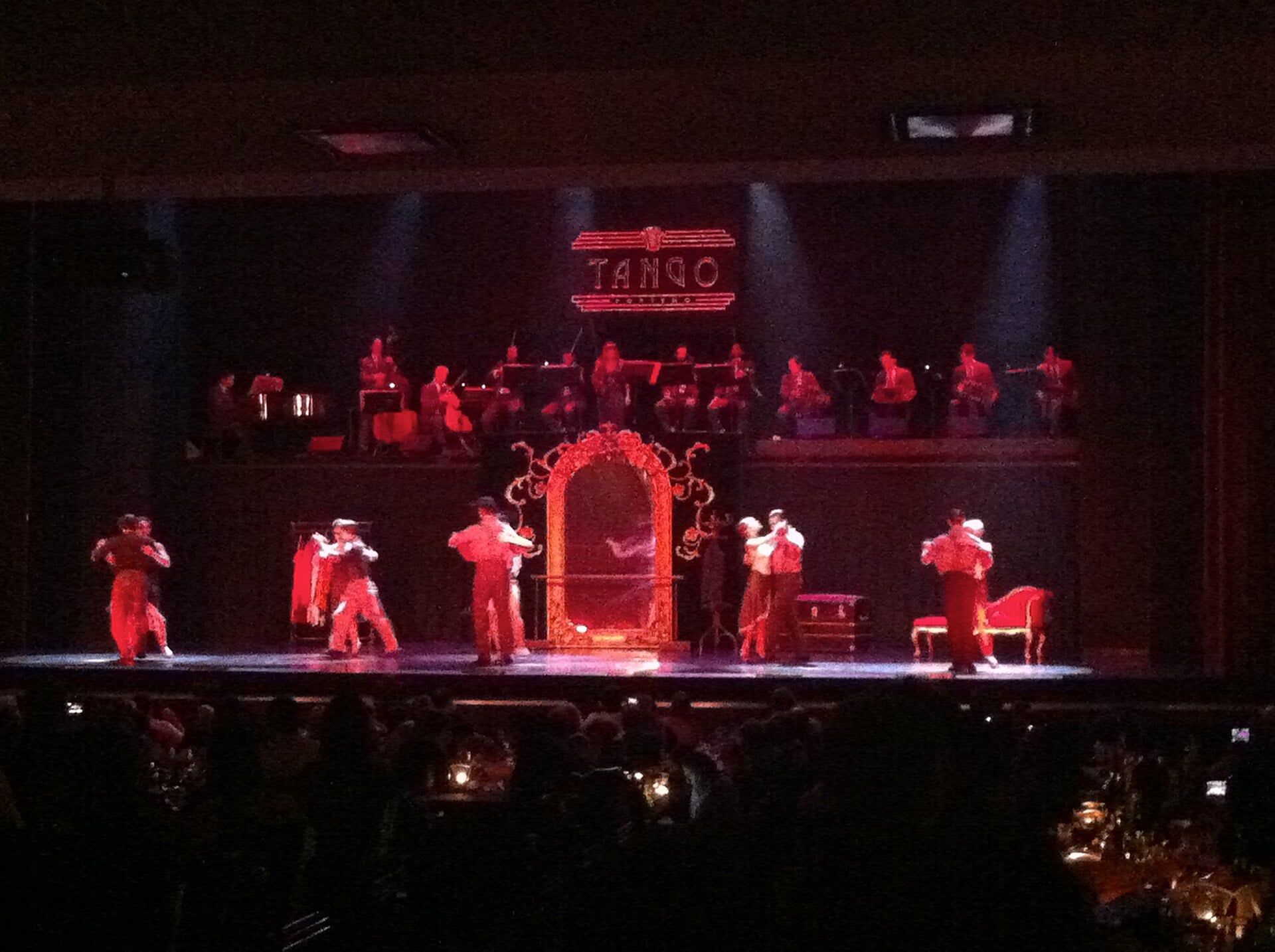 Tango dancers performing — Curitiba's Iza Gastronomia hosts a Buenos Aires-themed night
