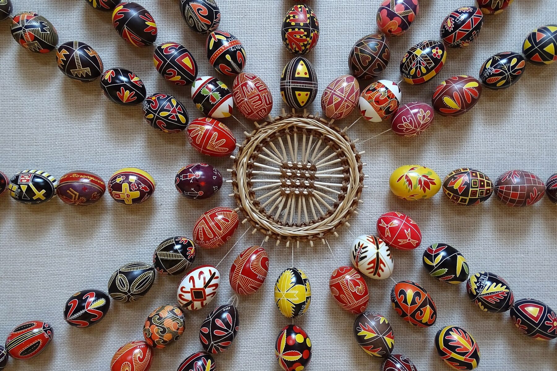 Traditional Ukrainian pysanky painted eggs, a UNESCO-recognized craft featured at Curitiba's free Ukrainian fair this weekend