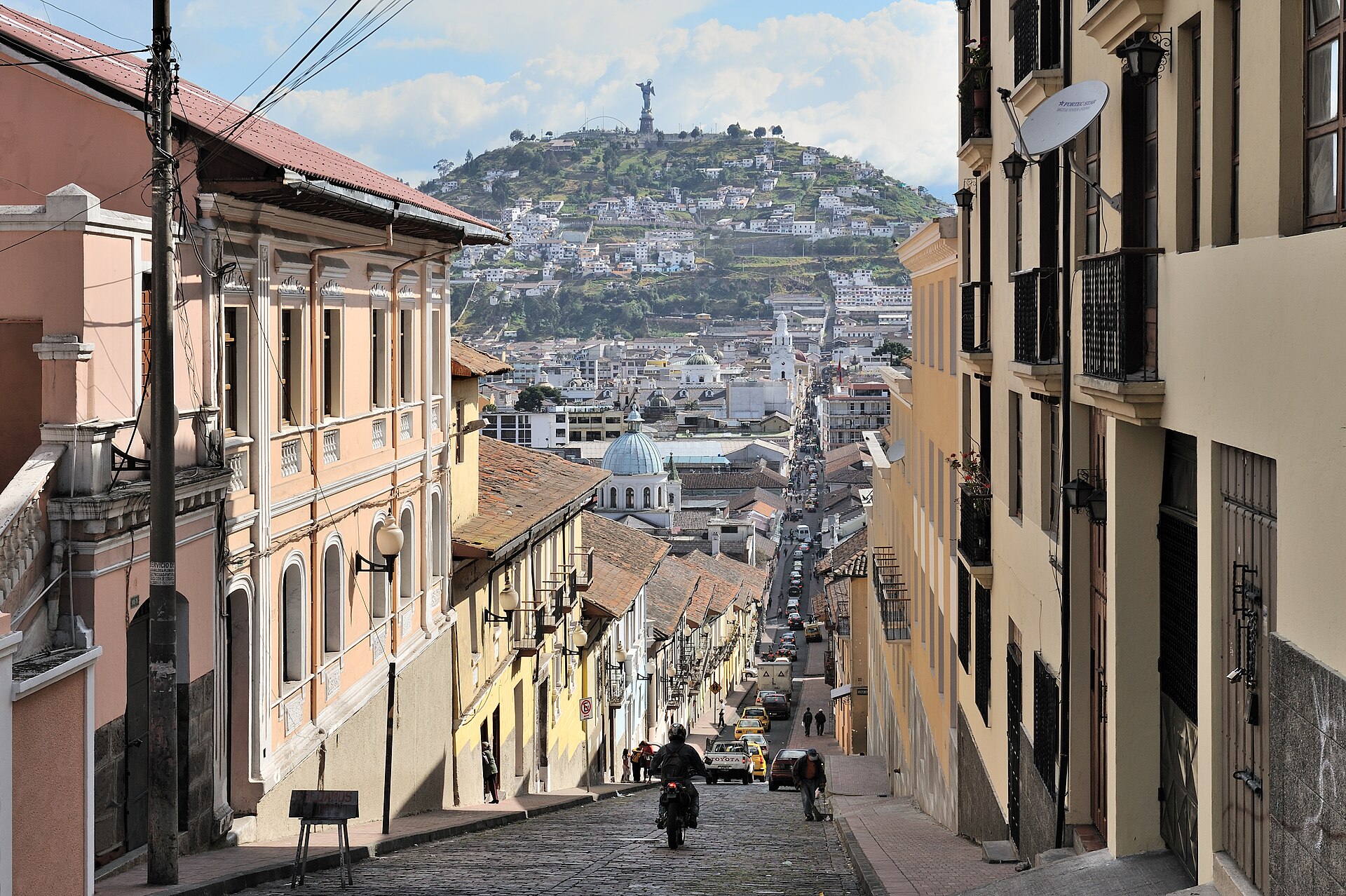 García Moreno street in Quito's historic center, where the 'Noches Patrimoniales' cultural routes run this Saturday