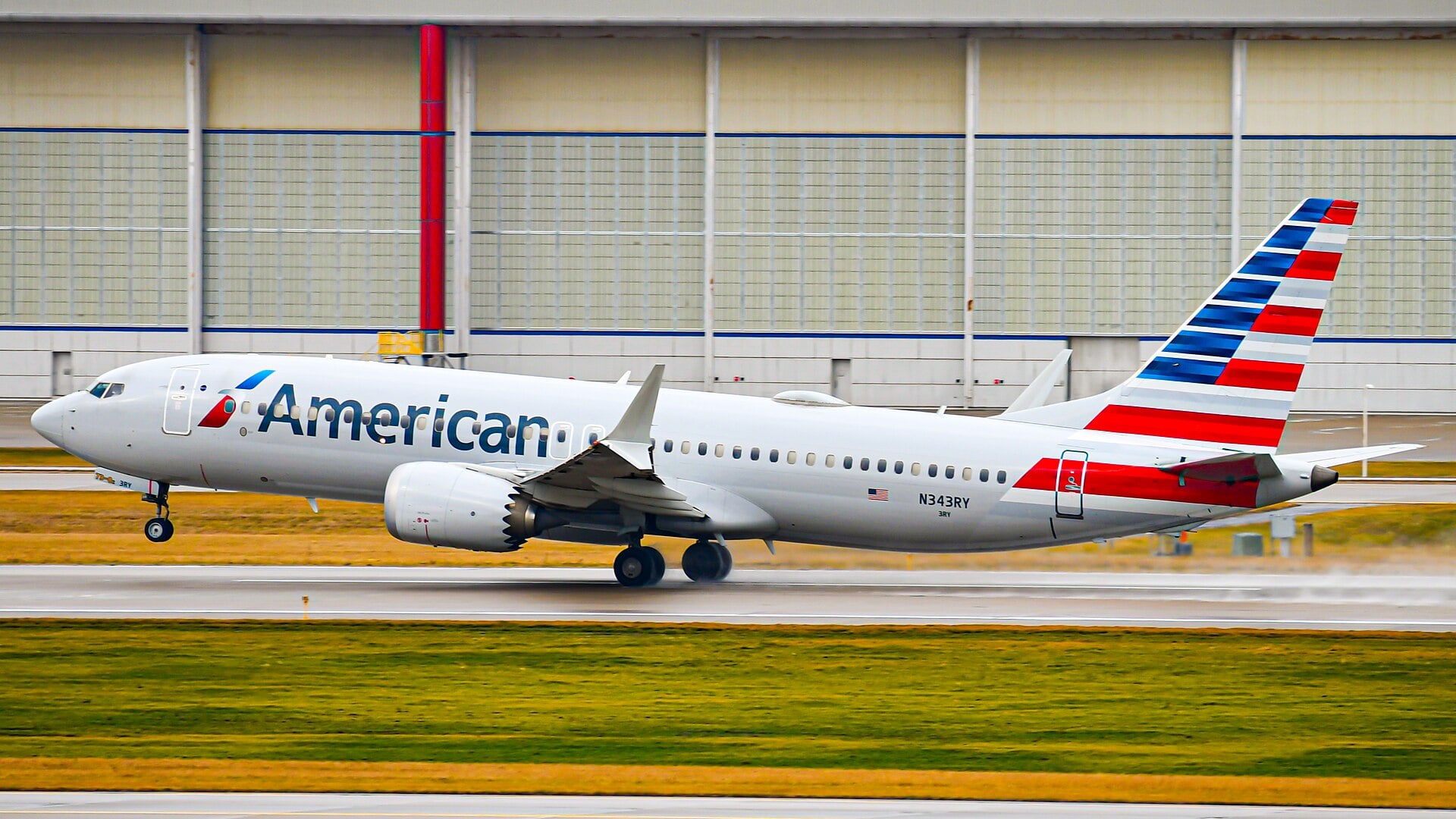 An American Airlines jet — the carrier returns to Caracas on September 3 with two daily Miami flights