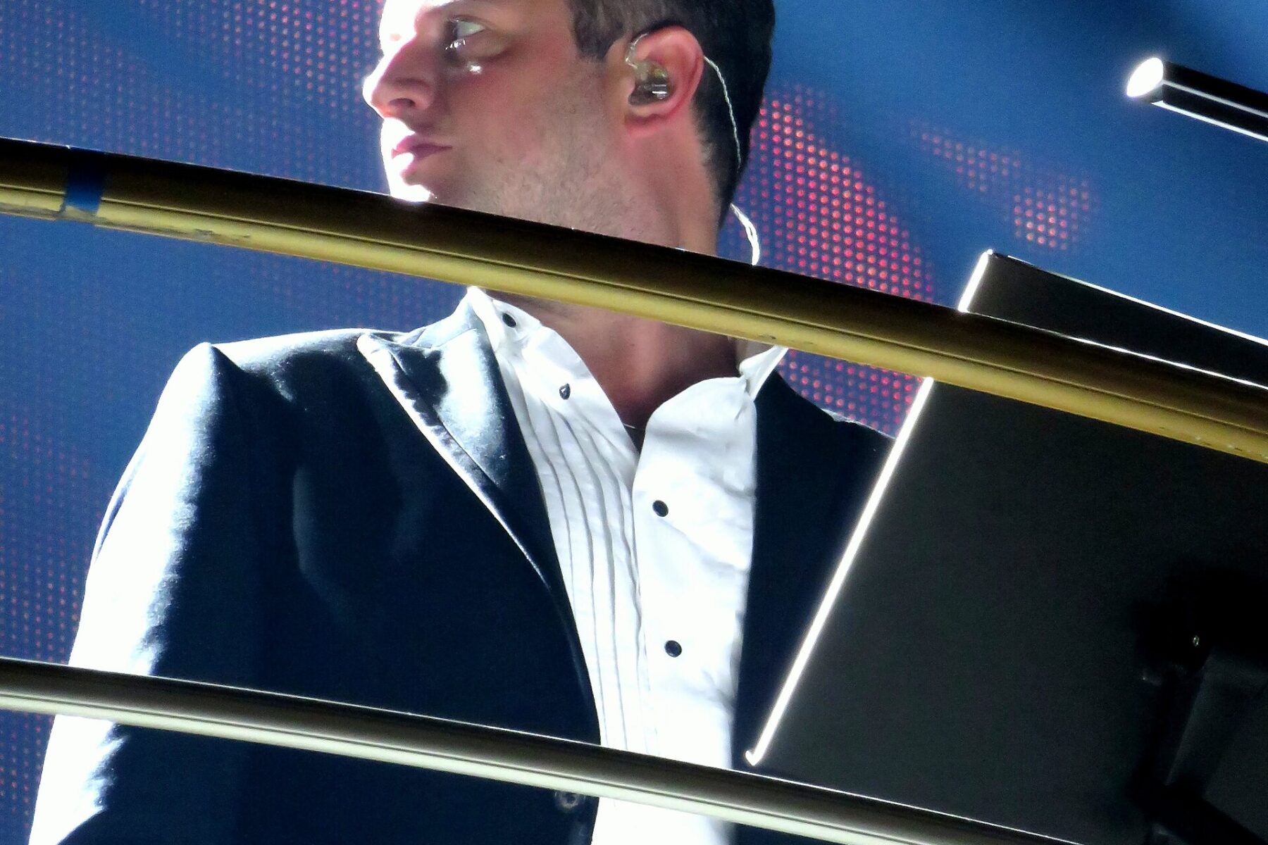 Robbie Williams live on stage; the Britpop World Tour reaches Bogotá and Santiago in September 2026