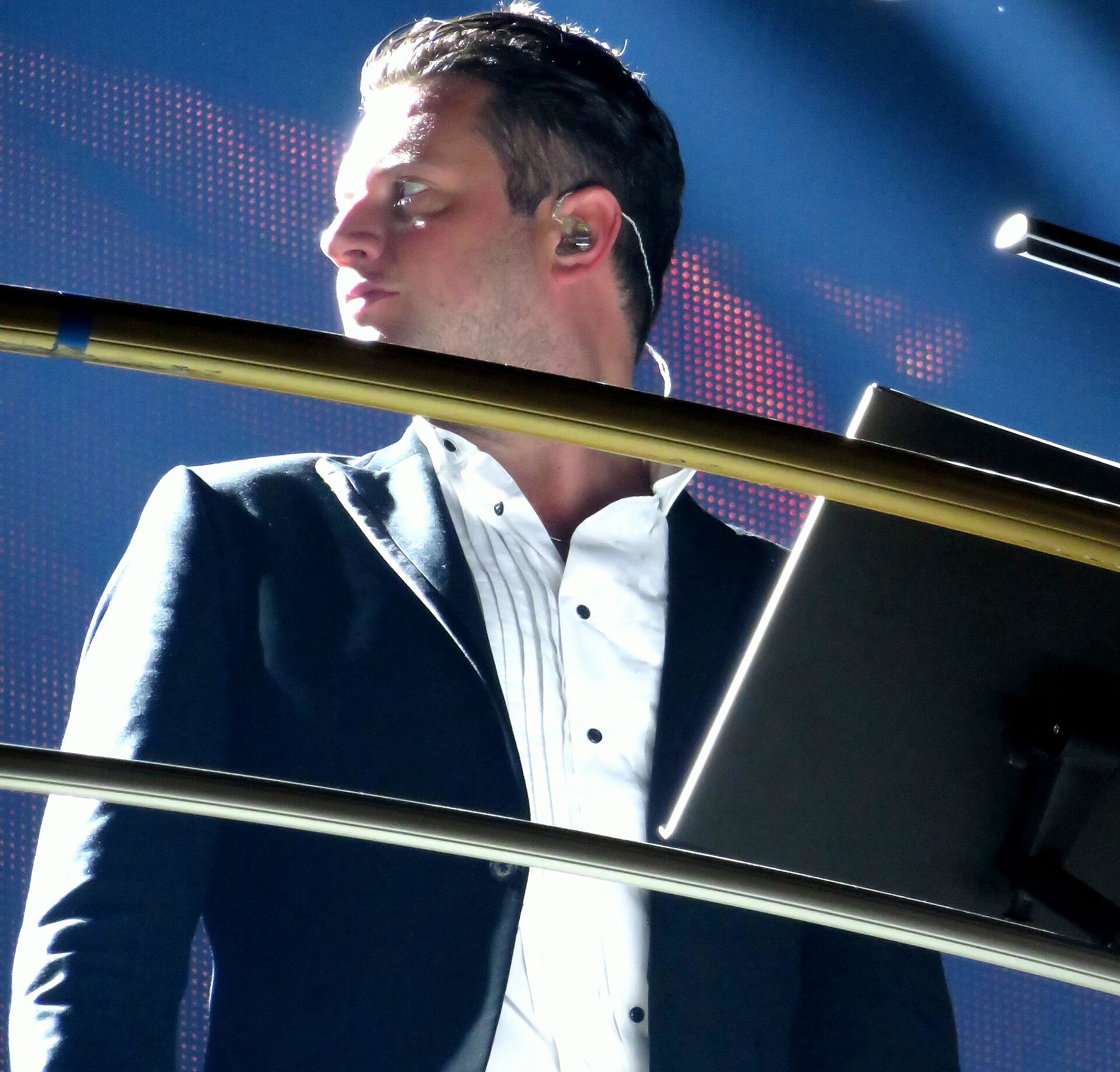 Robbie Williams live on stage; the Britpop World Tour reaches Bogotá and Santiago in September 2026