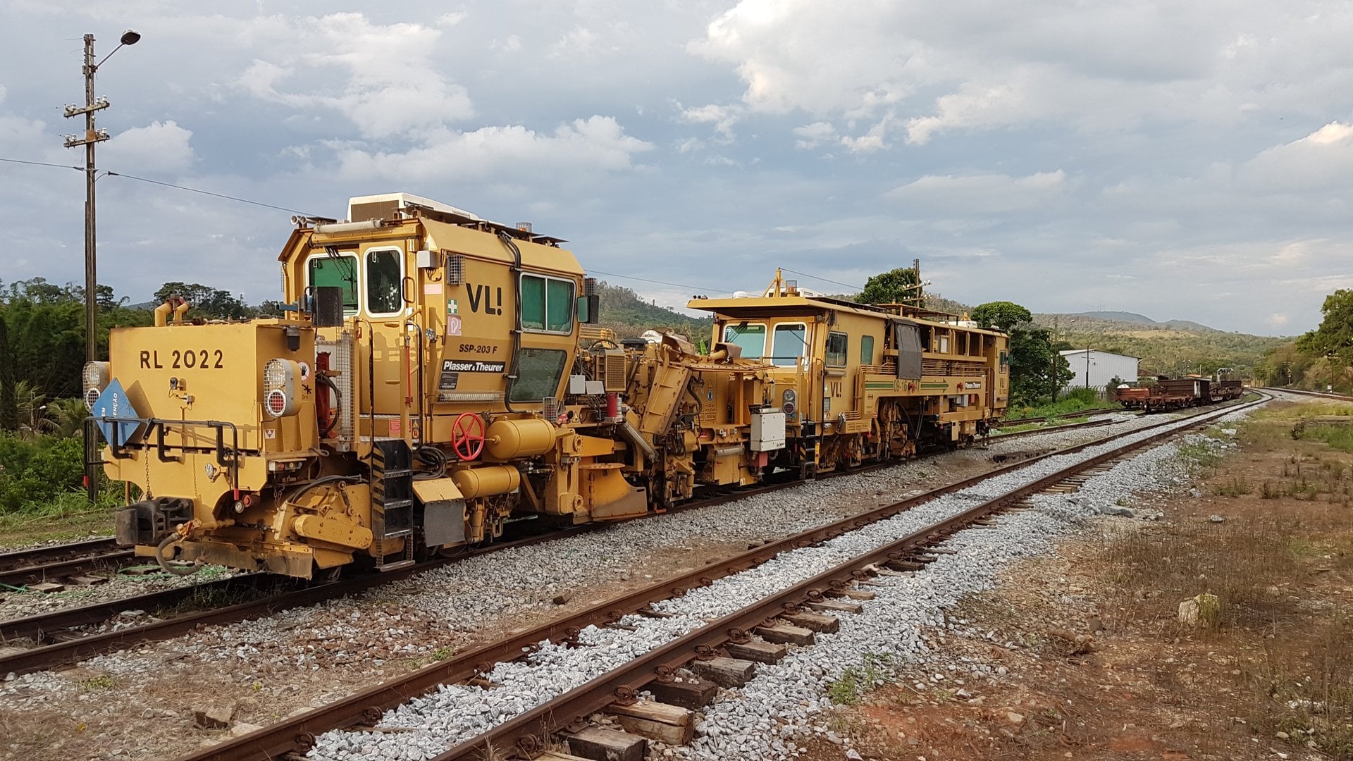 VLI track maintenance machines at Azurita station in Minas Gerais, on the FCA rail network