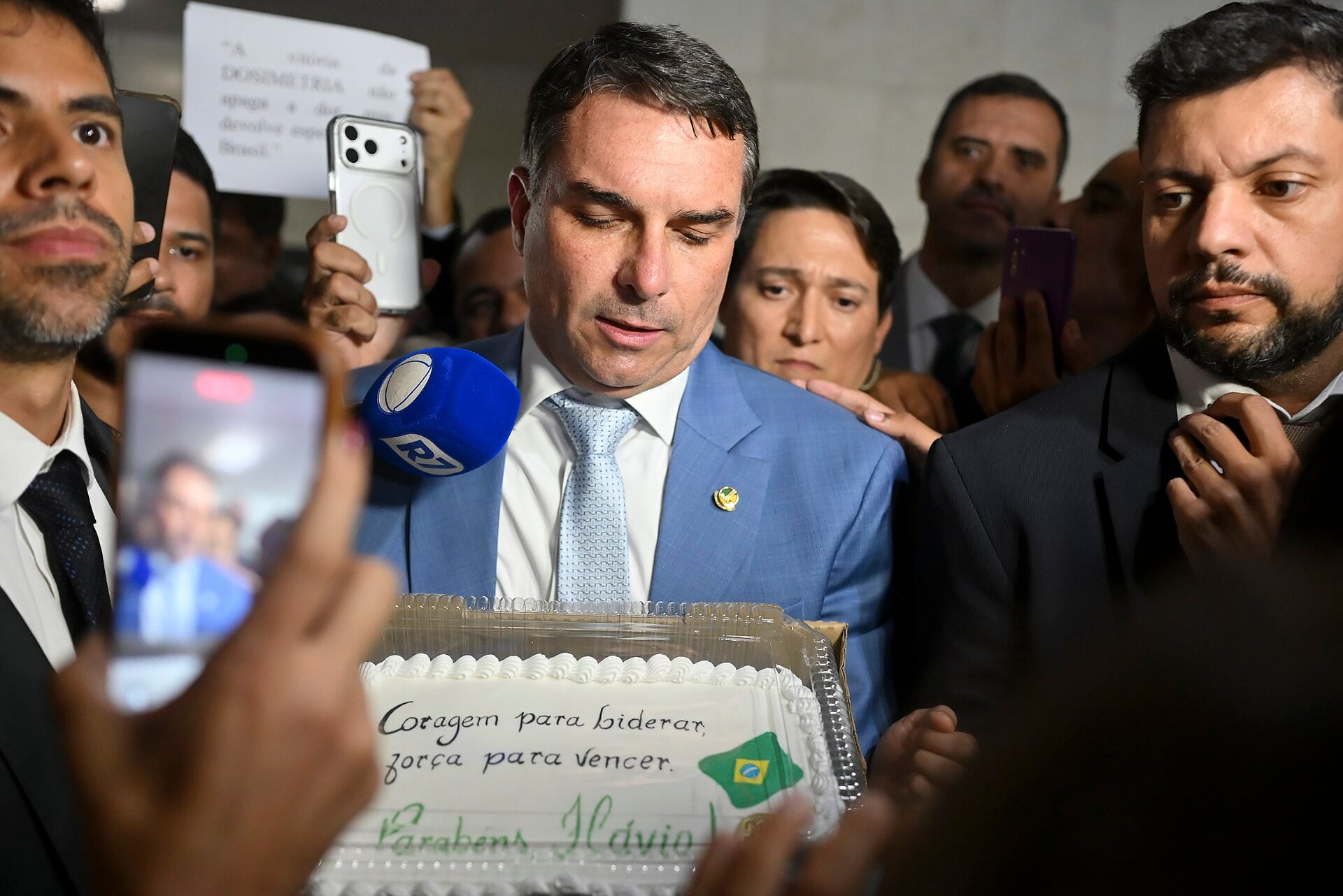 Fl&aacute;vio Bolsonaro economic team &mdash; the senator speaks to reporters at the Brazilian Senate