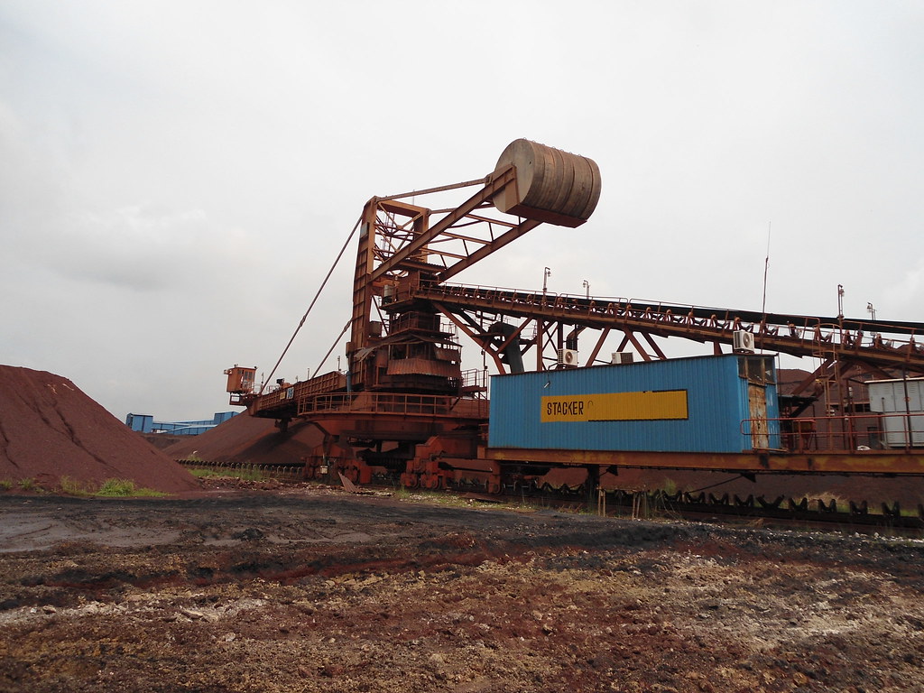 Stacker reclaimer working a red iron ore stockpile at a mining operation, illustrating the iron ore market wrap