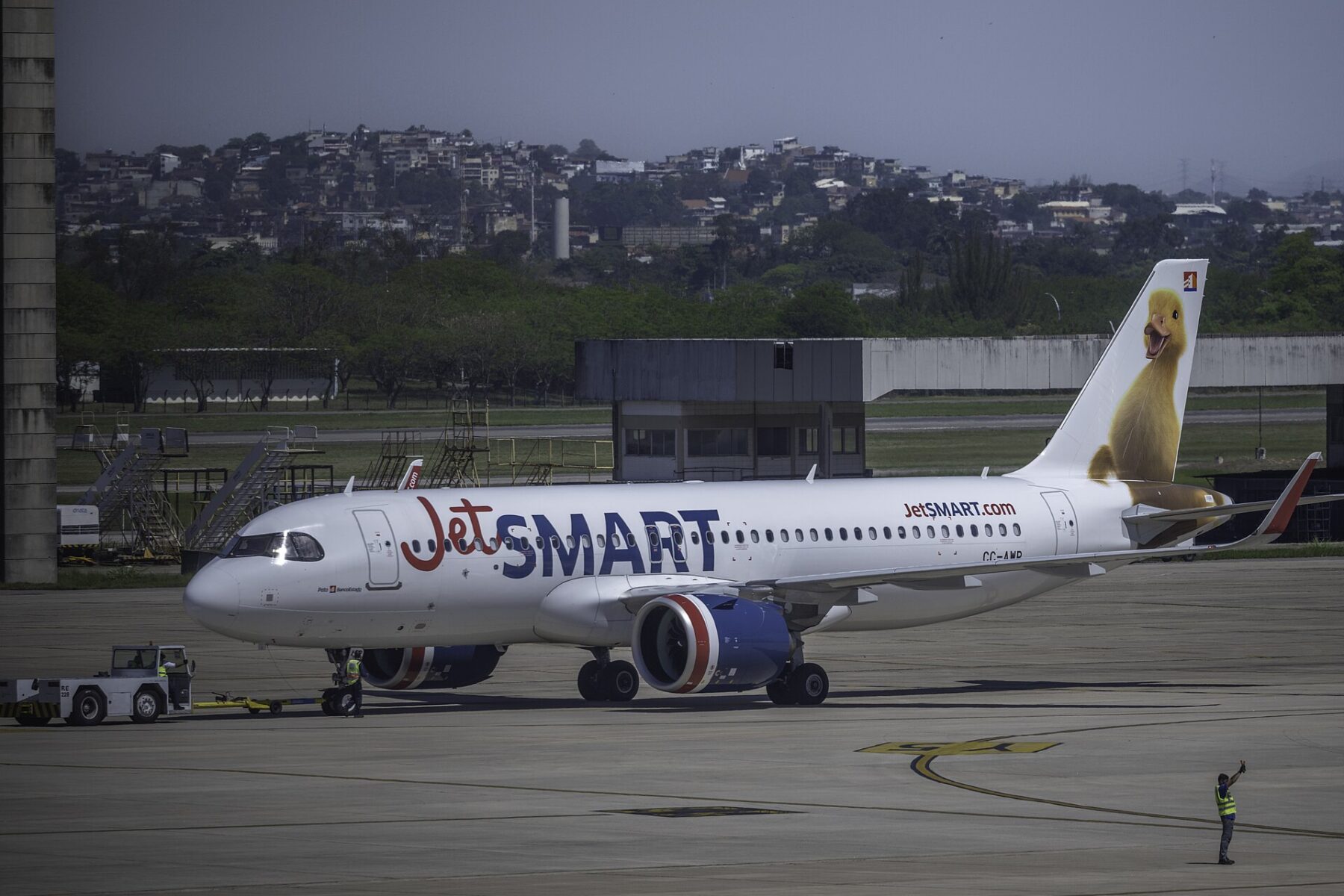 A JetSMART plane on the tarmac at Florianópolis Airport, representing the new Florianópolis Córdoba flights.