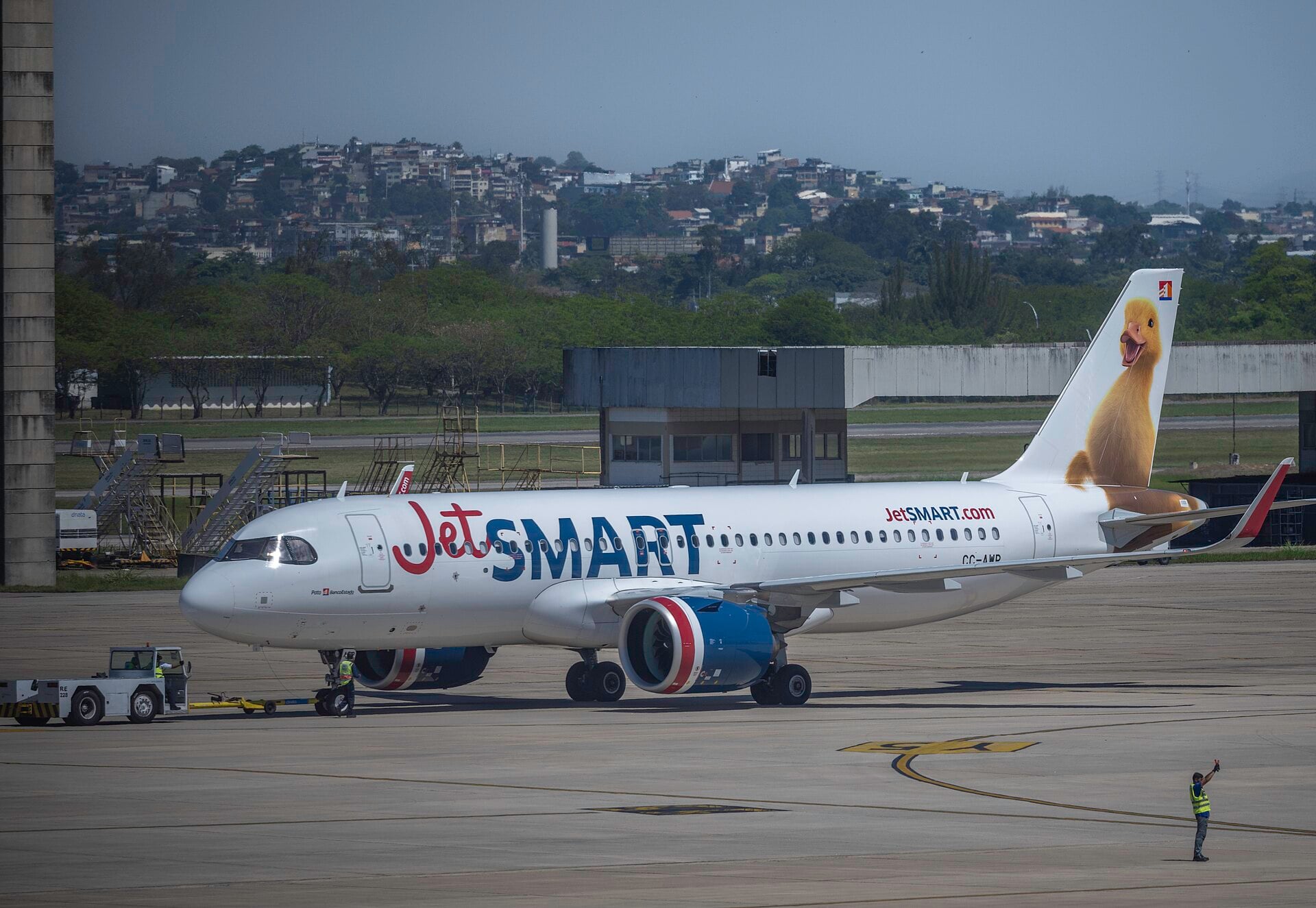 A JetSMART plane on the tarmac at Florianópolis Airport, representing the new Florianópolis Córdoba flights.