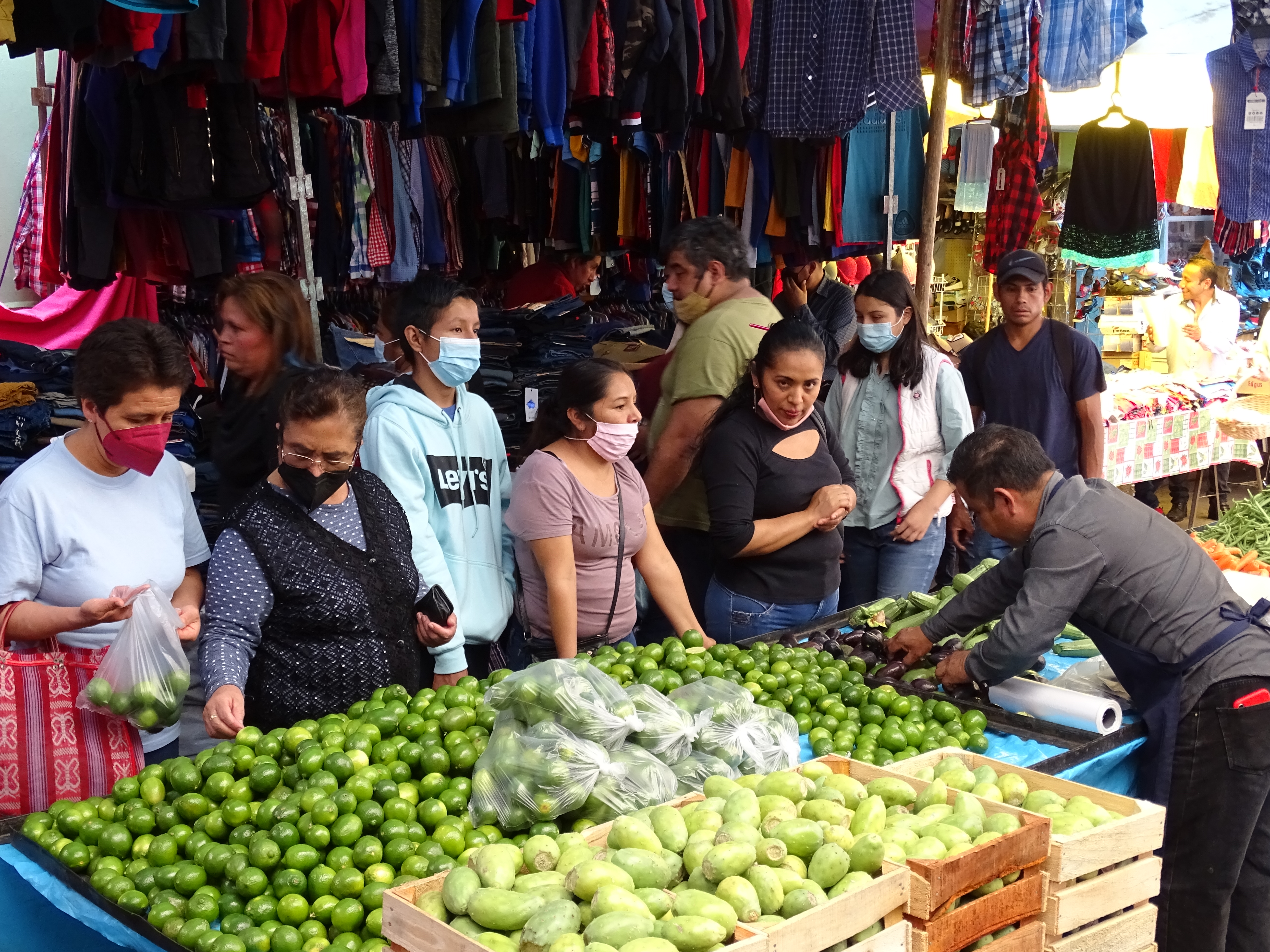 A street market in Mexico, reflecting Latin America productivity gap and informality