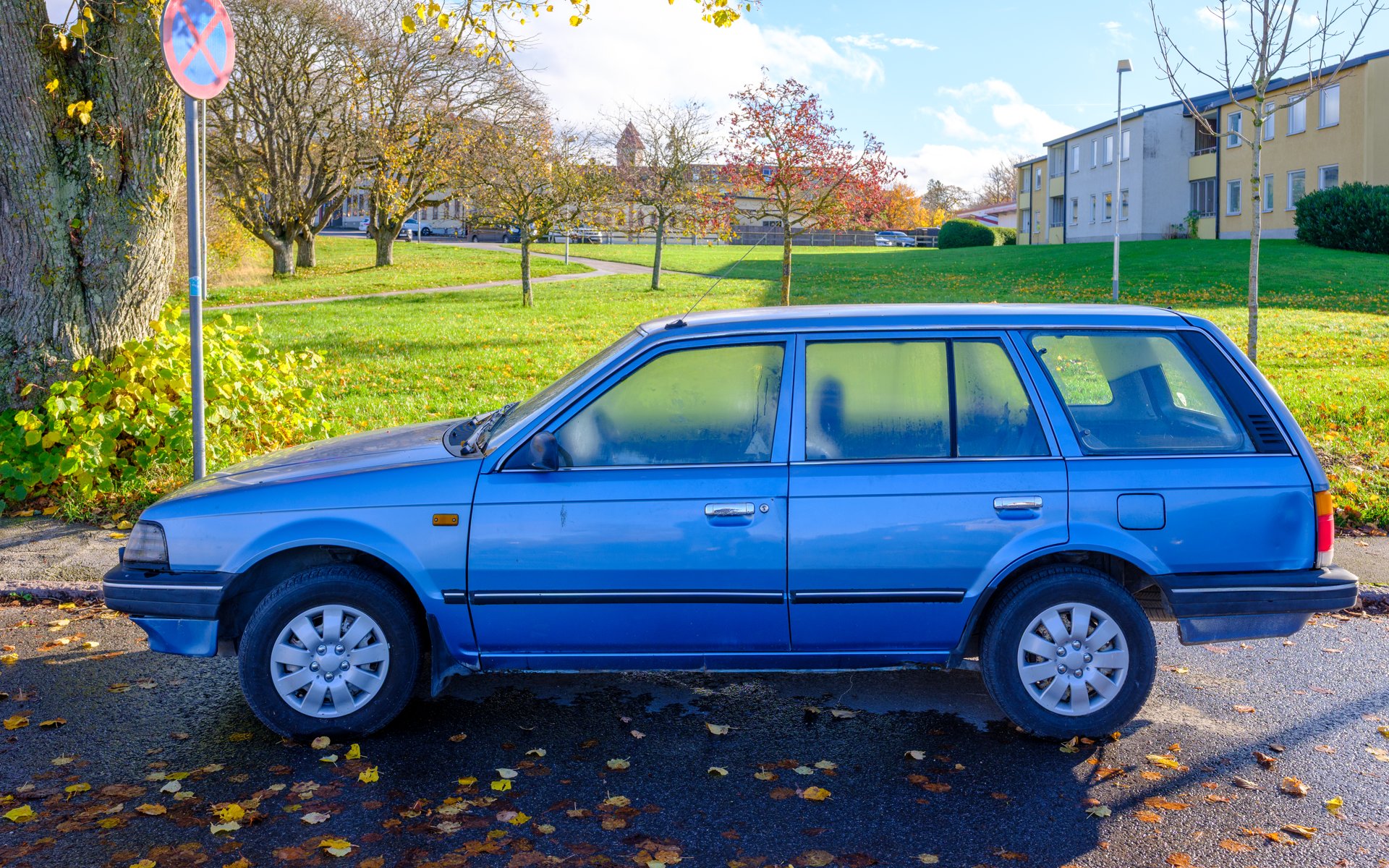 A 1988 Mazda 323, the model Colombians associate with three decades of assembly in Colombia