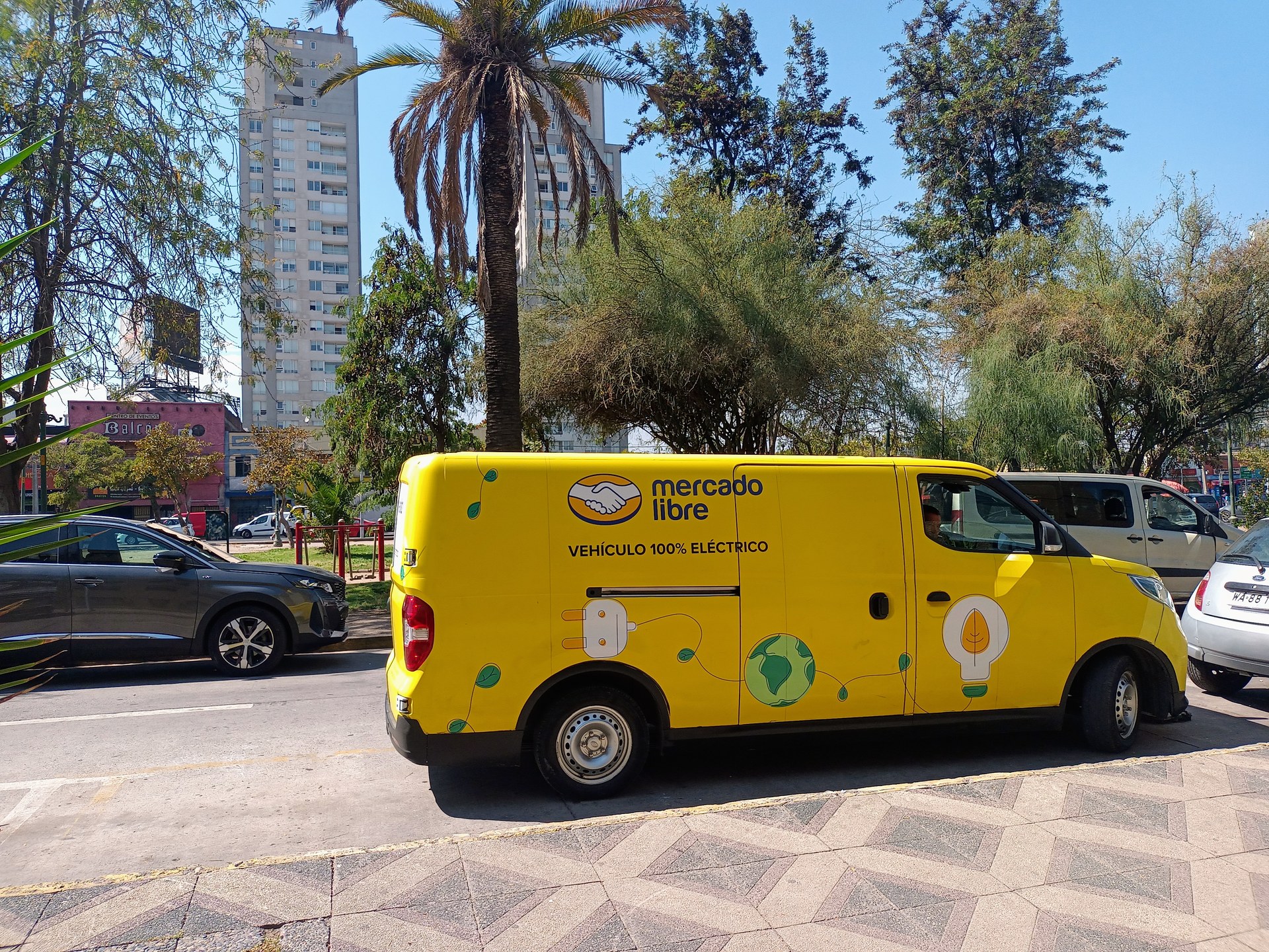 A Mercado Libre electric delivery van on a street in Chile