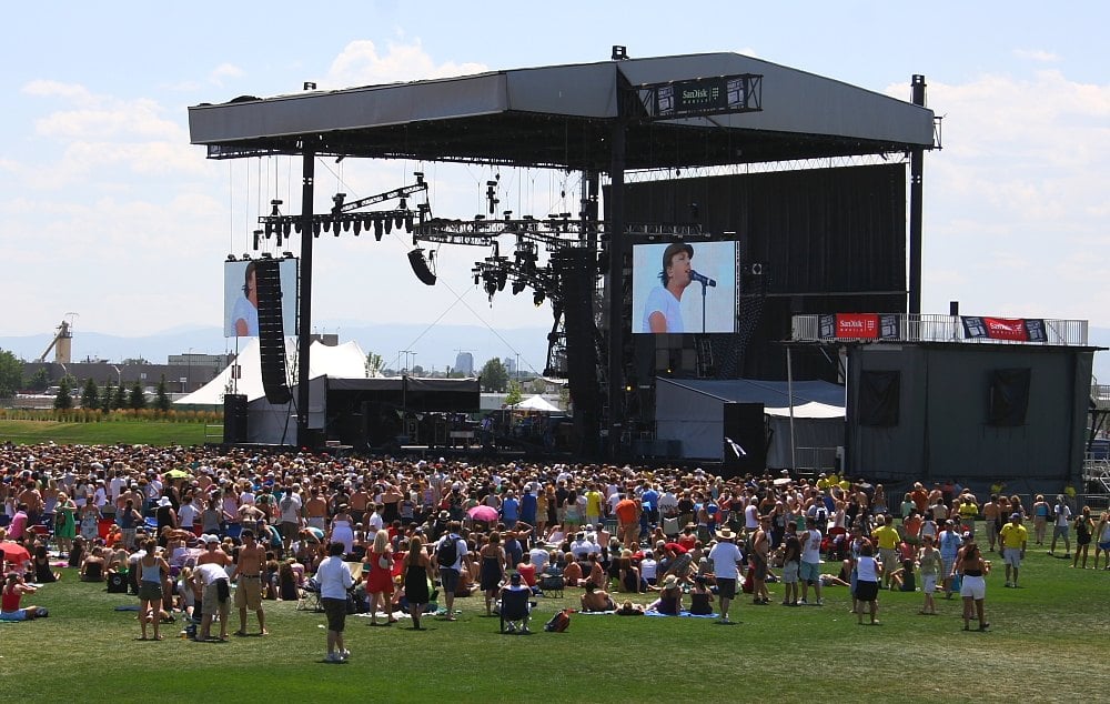 Crowd at Porao do Rock Fortaleza with a zip line and skate rink in the background