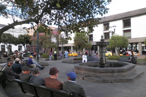 Quito August 10 historical route: Plaza Grande with the Monumento a los Héroes del 10 de Agosto in the foreground
