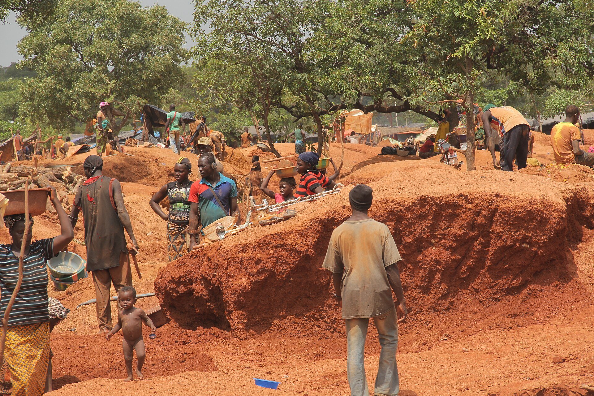 Mali gold output - diggers working an artisanal gold site in Mali