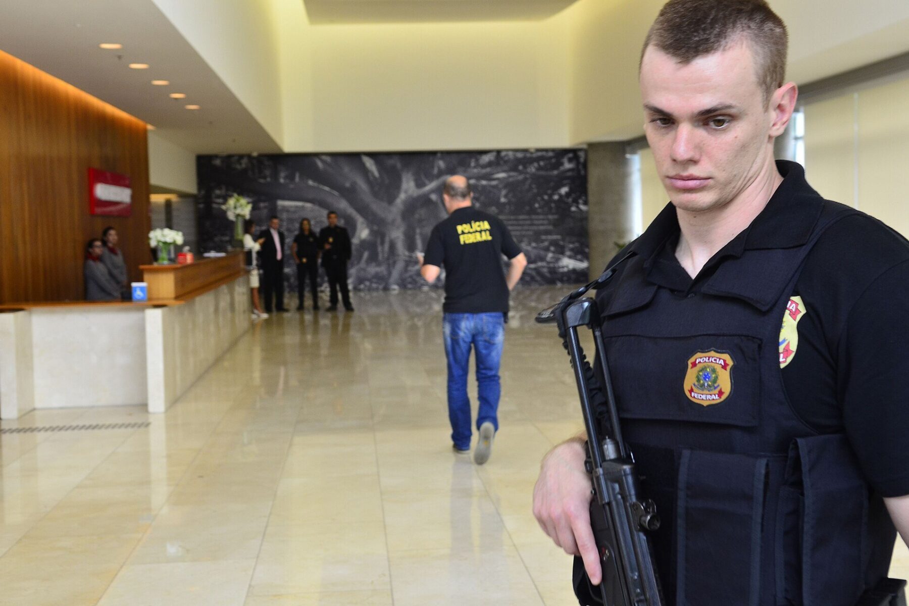 Operation Sinon - Brazilian Federal Police agents during a search at a company headquarters