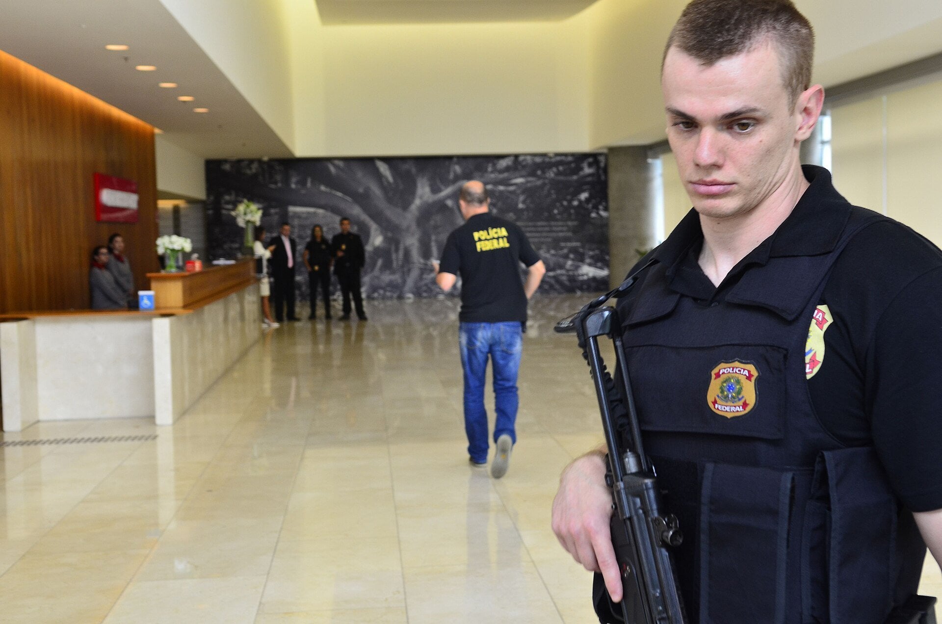 Operation Sinon - Brazilian Federal Police agents during a search at a company headquarters
