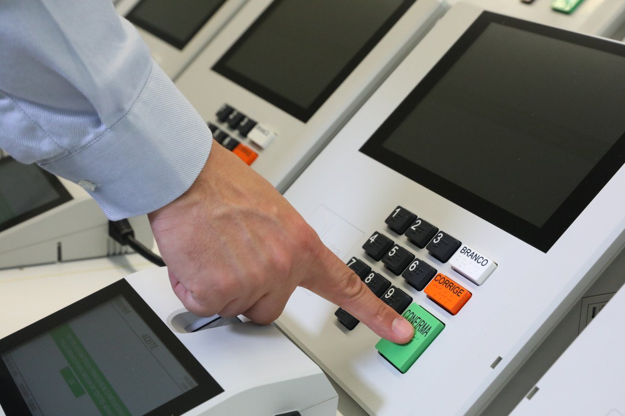 Brazil election algorithm - a Brazilian electronic voting machine used by the electoral court
