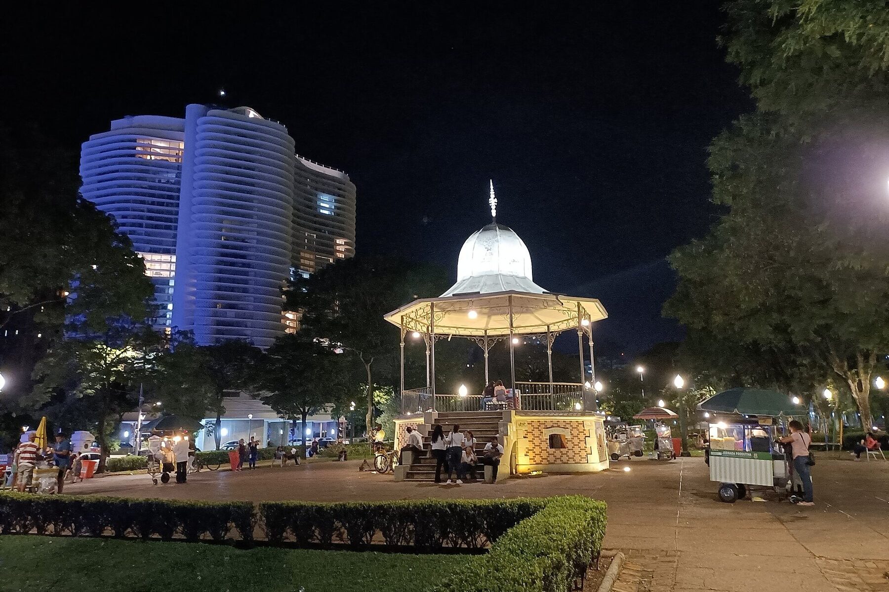 A Belo Horizonte square at night, the setting a Belo Horizonte pizzeria uses as its dining room