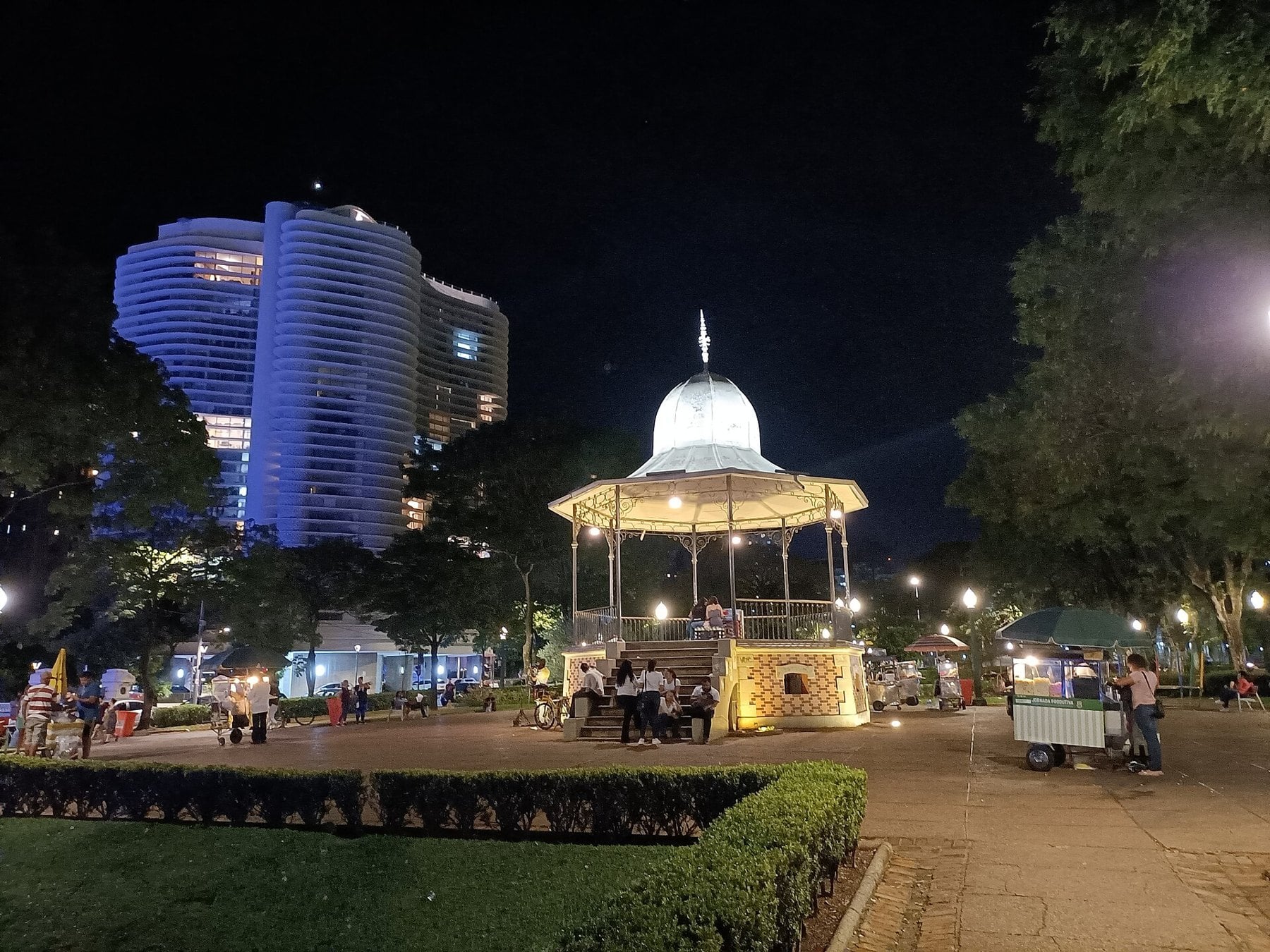 A Belo Horizonte square at night, the setting a Belo Horizonte pizzeria uses as its dining room