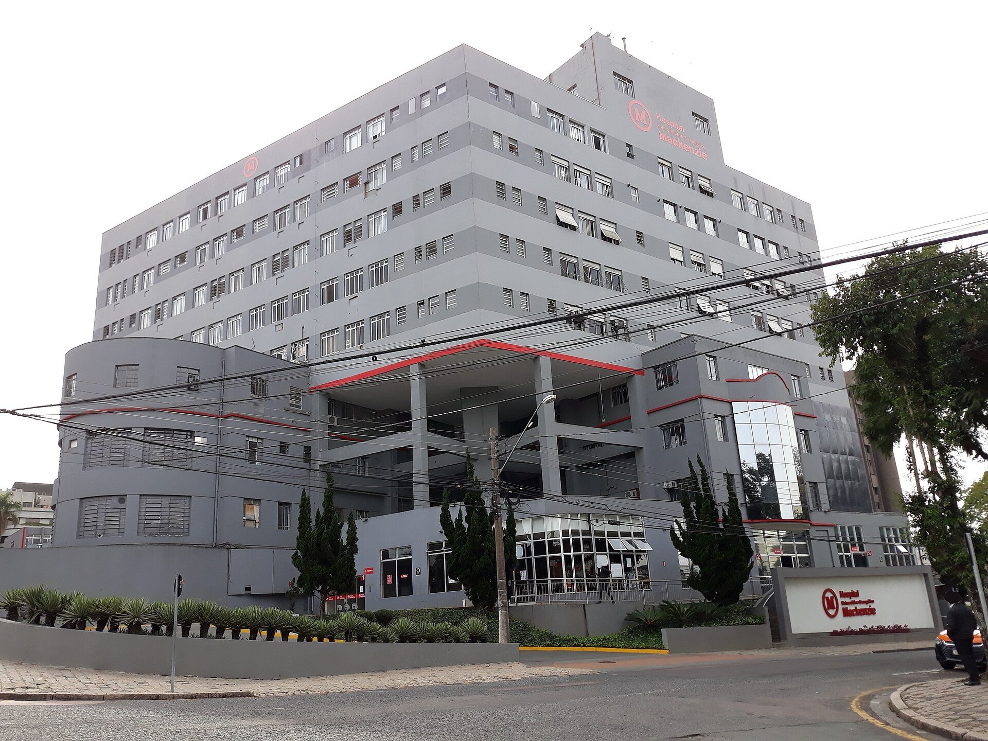 A modern Brazilian hospital building illustrating Mater Dei, the Minas Gerais hospital network