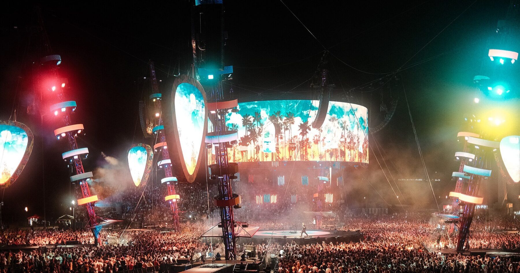 Quito concerts - large crowd at a music concert lit by colorful stage lights