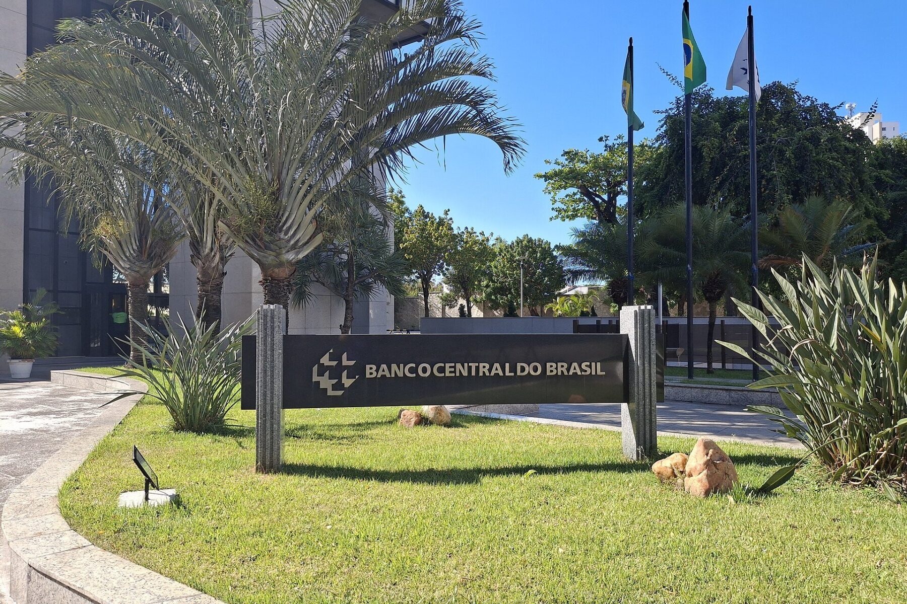 A Banco Central do Brasil building, the regulator that fined Genial about R$21.6 million.