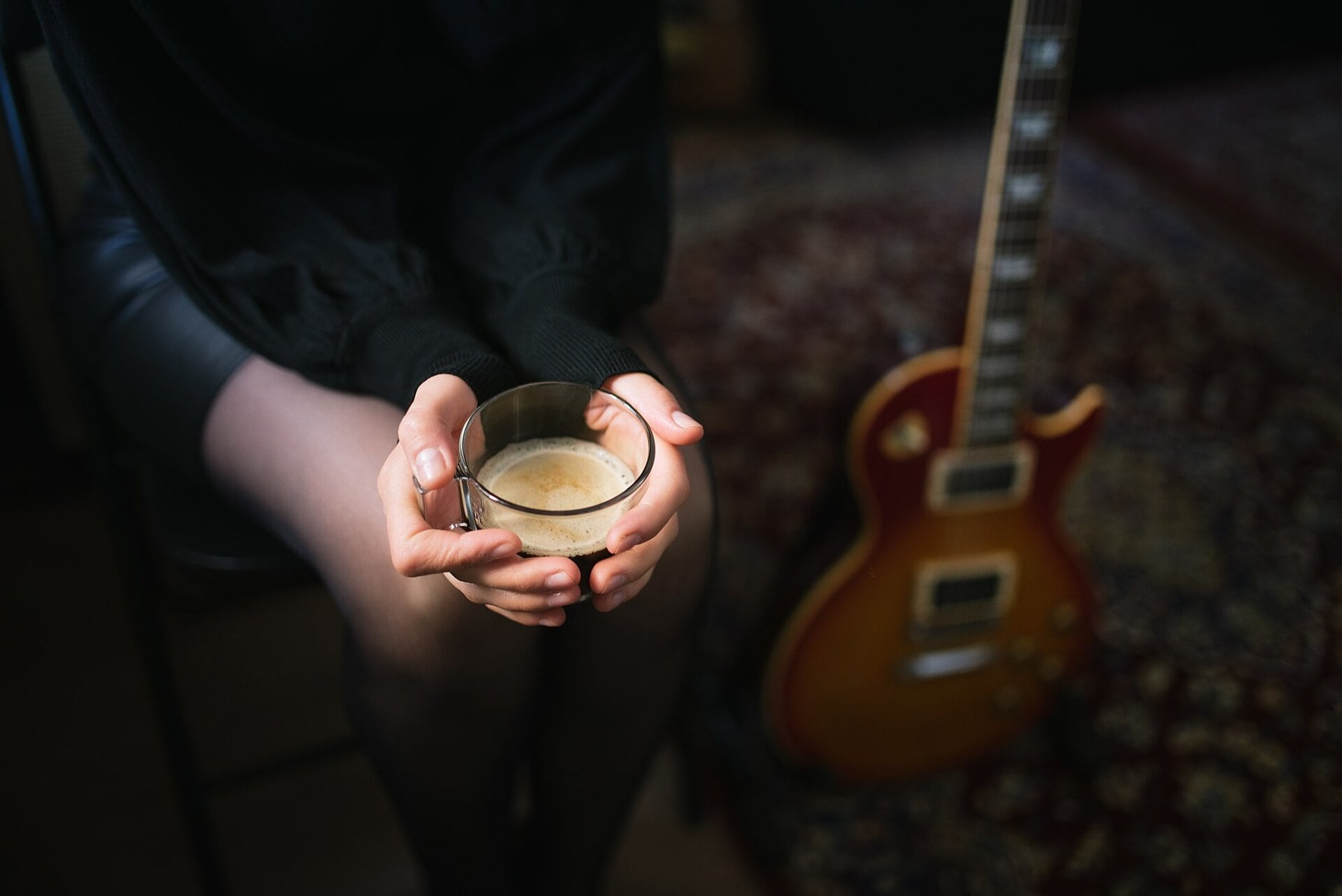 A coffee cup beside an electric guitar, the idea behind Coffee Rock Uai