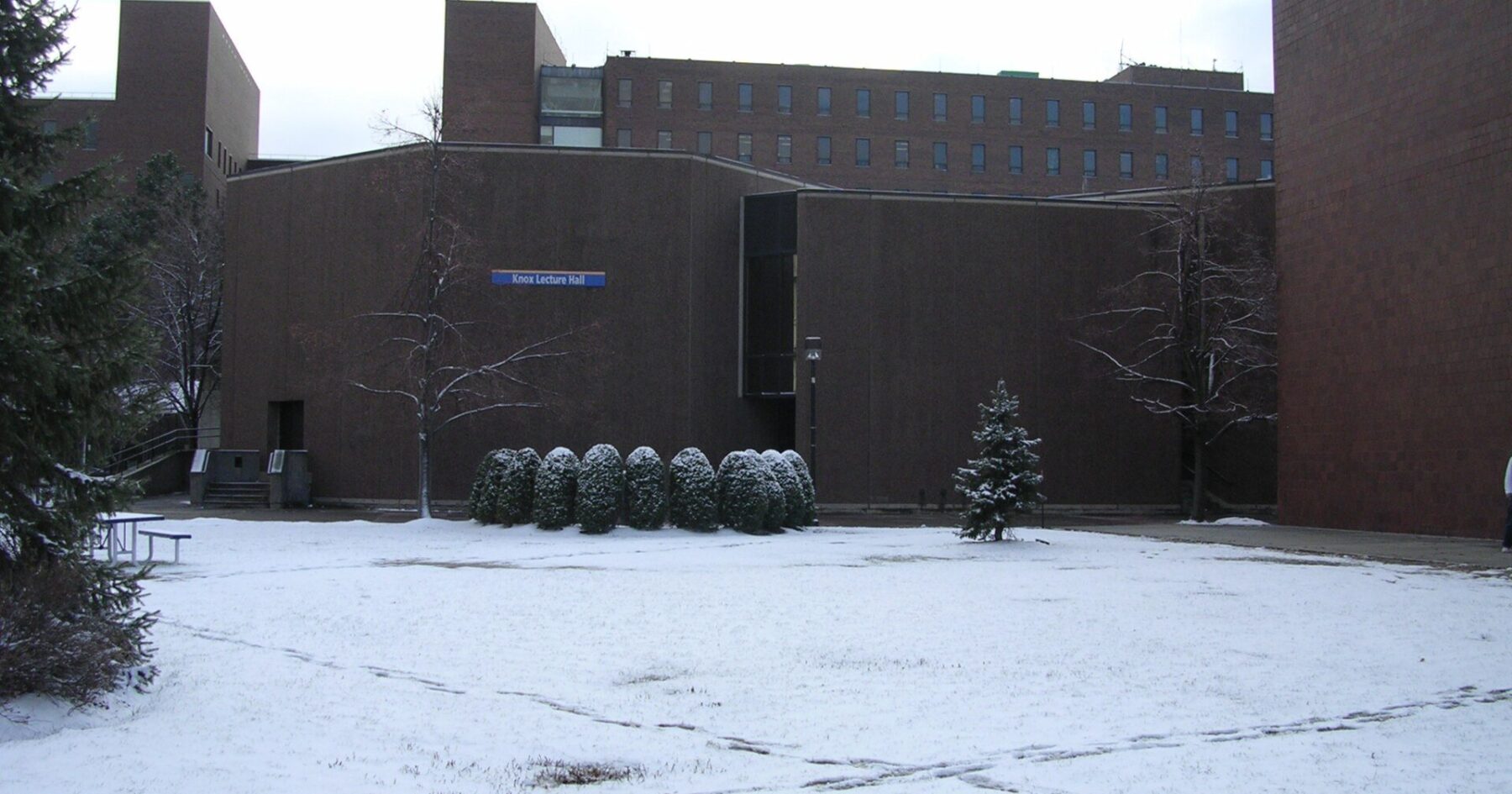 Yduqs - an empty university lecture hall with tiered seating