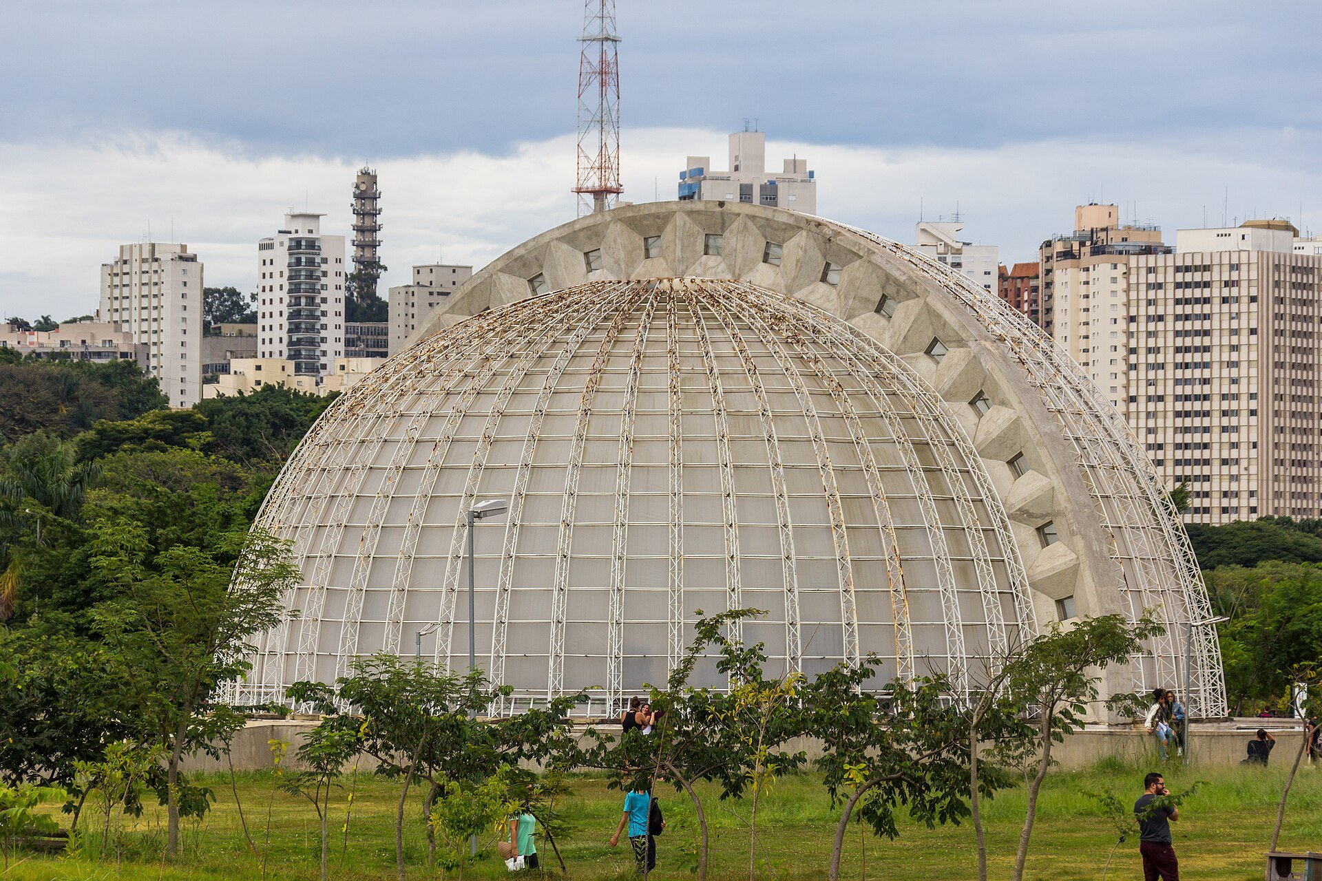 SP Gastronomia - lawns and lake at Parque Villa-Lobos in São Paulo