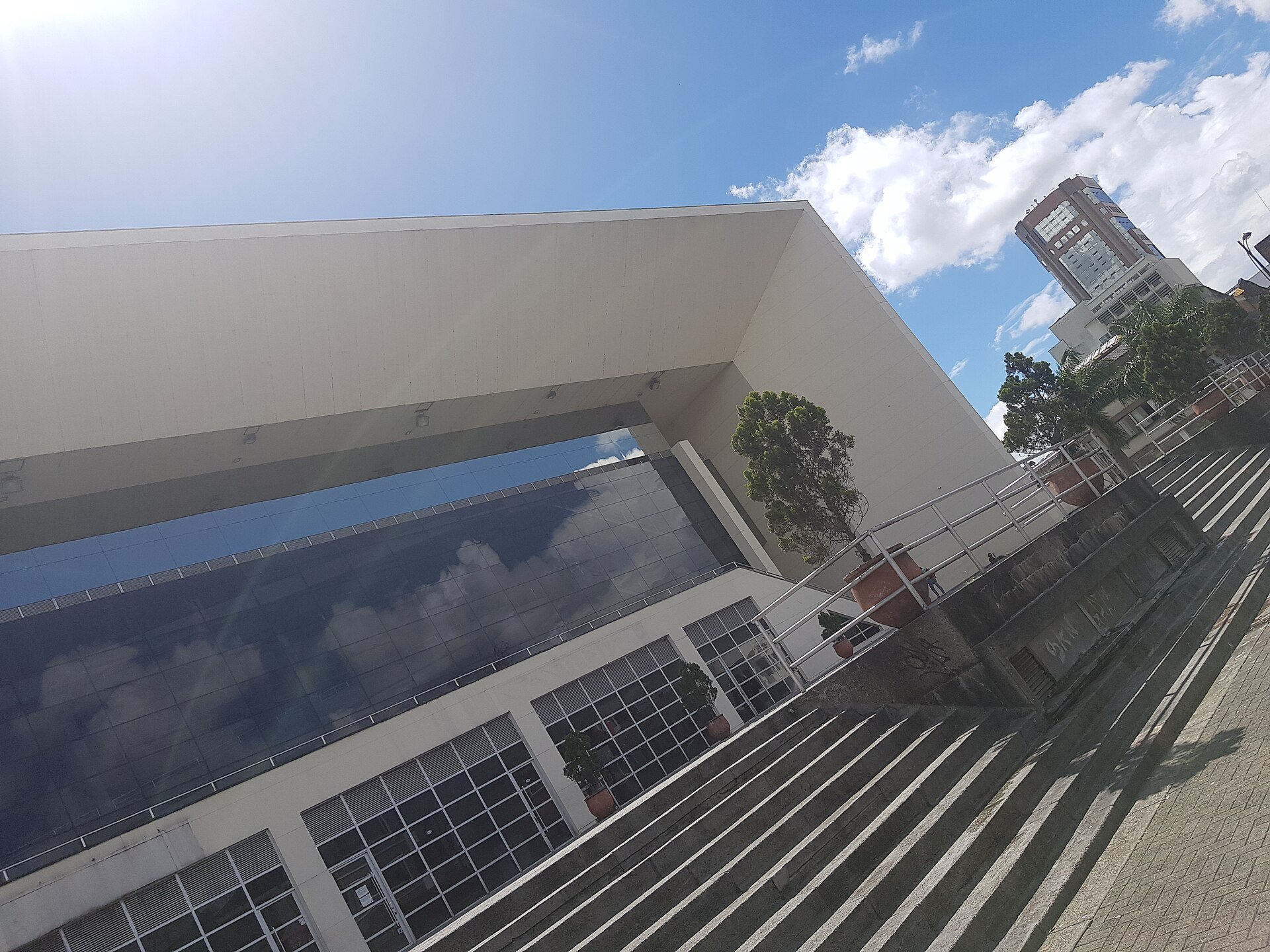 A modern building in Pereira, Colombia, illustrating a tenant's right to end a lease if an earthquake leaves the home unsafe.