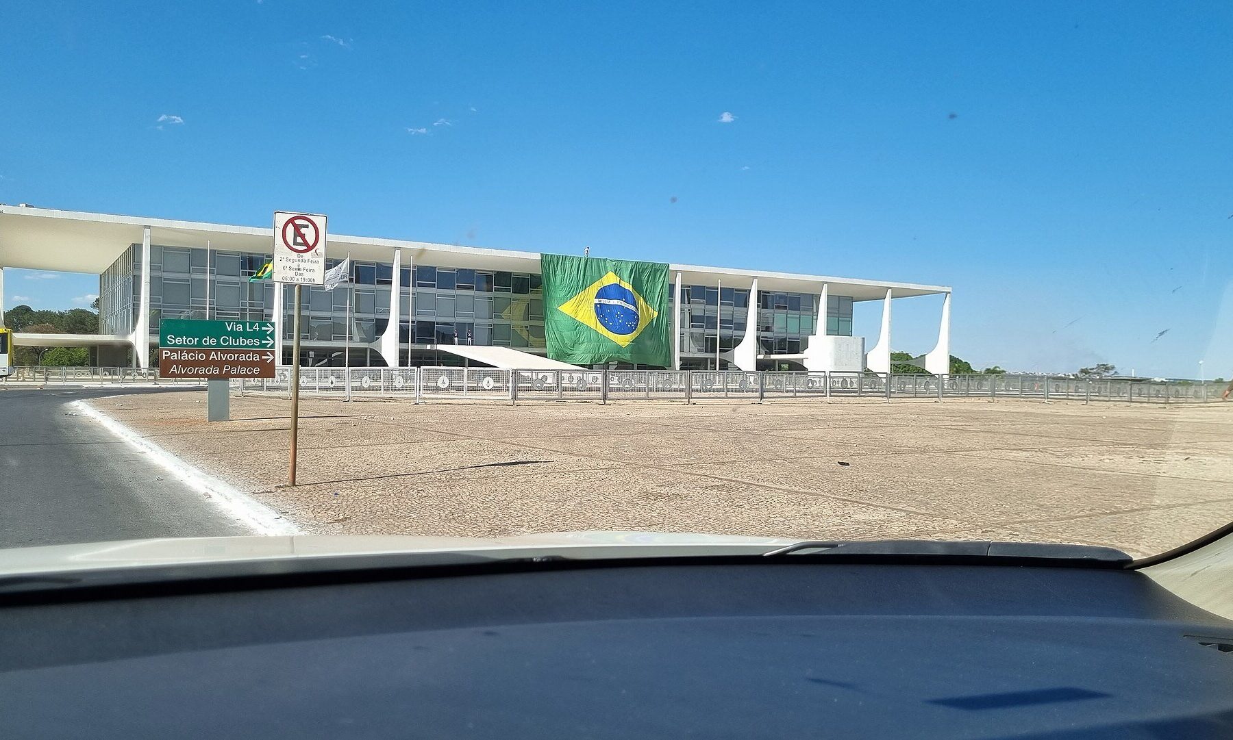 Lula and Trump - the Brazilian flag on the Palácio do Planalto