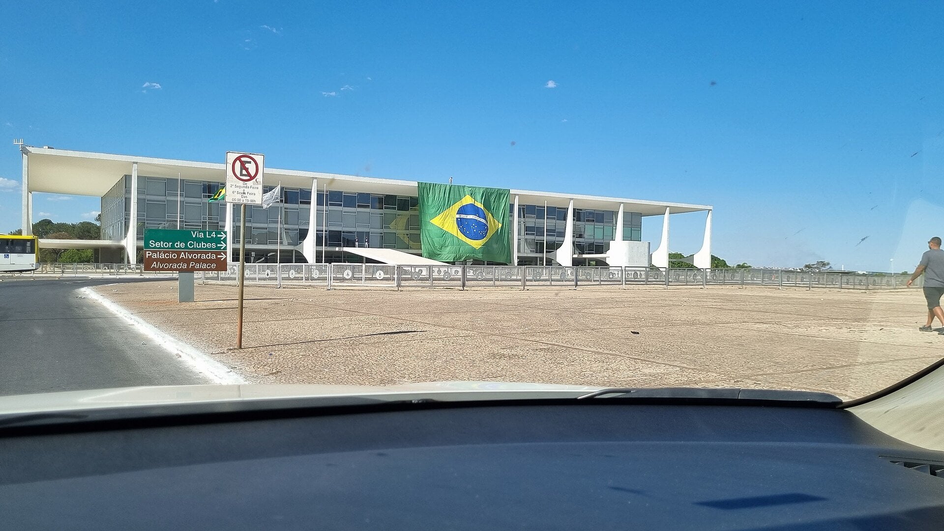 Lula and Trump - the Brazilian flag on the Palácio do Planalto