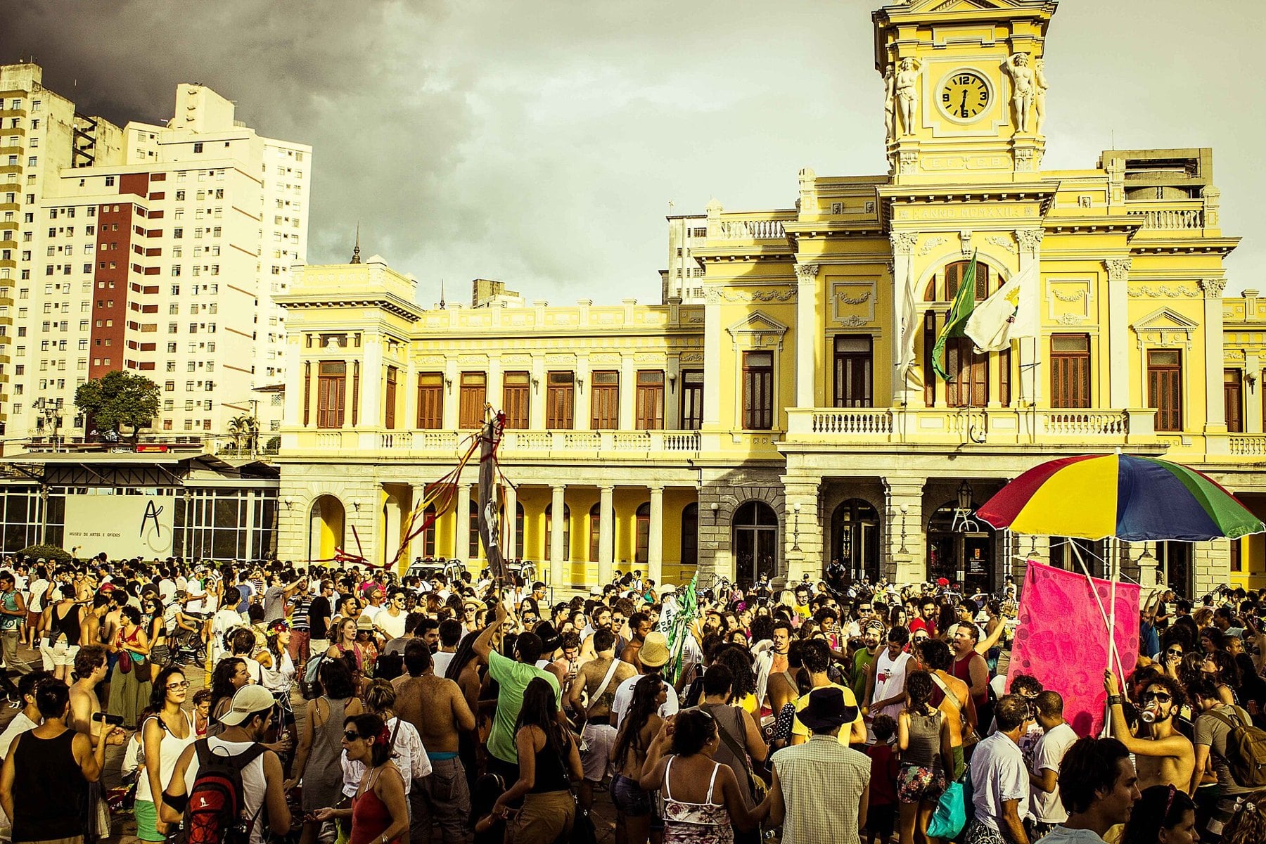 Belo Horizonte Virada Cultural crowds at a free open-air stage downtown