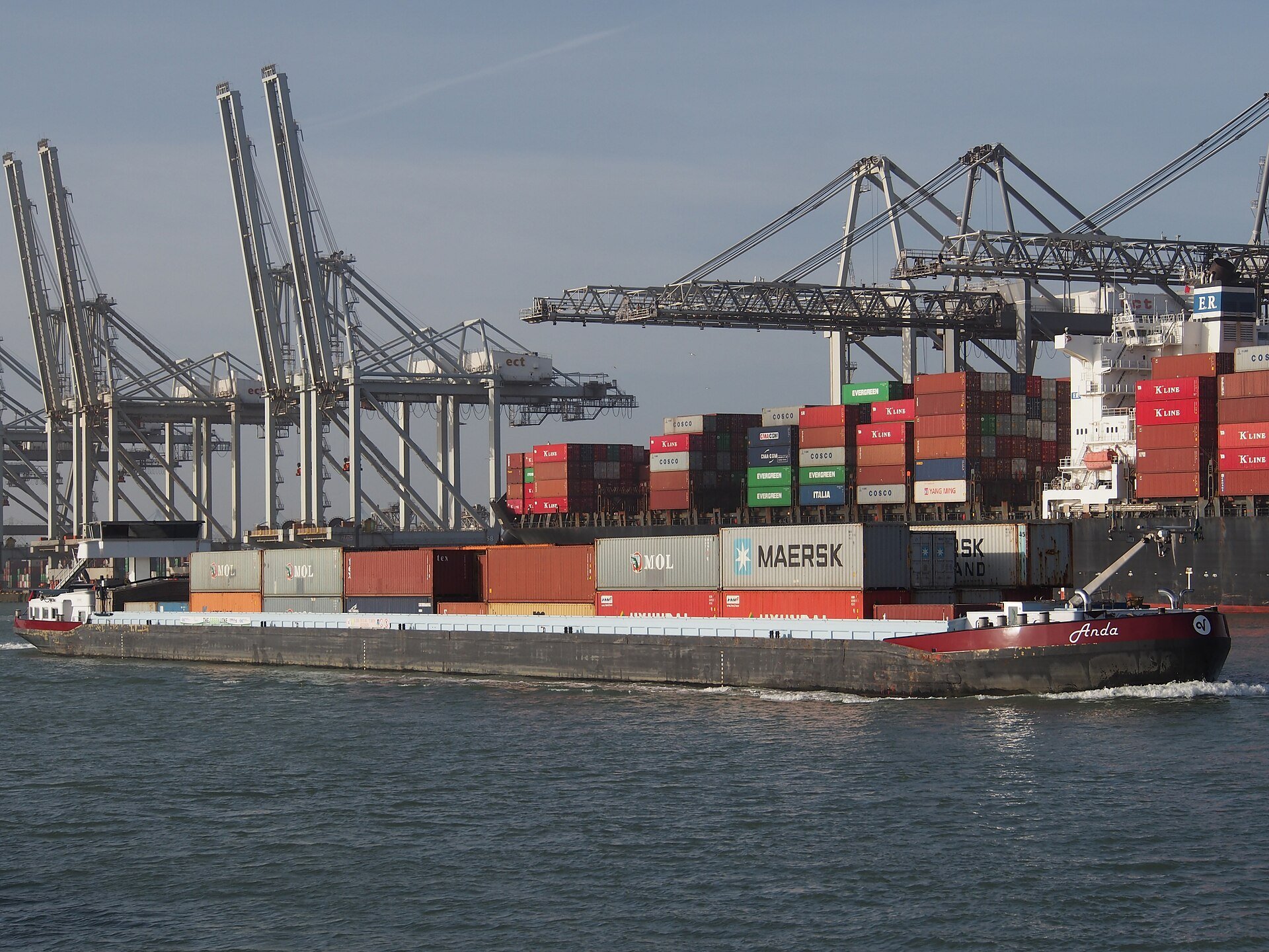 Stacked shipping containers at a cargo port, illustrating Brazil opening its reciprocity law against US tariffs.