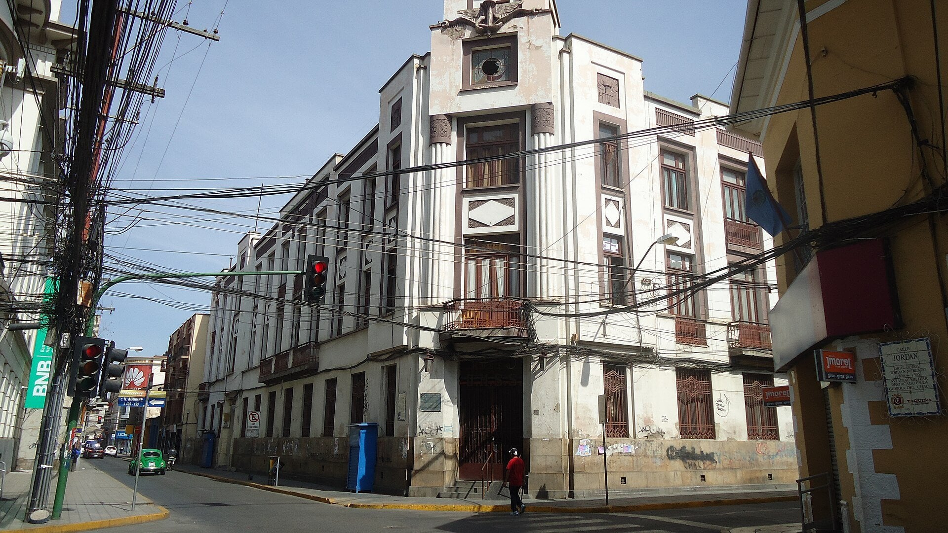 a former Banco Central de Bolivia building and a commercial bank branch on a street corner