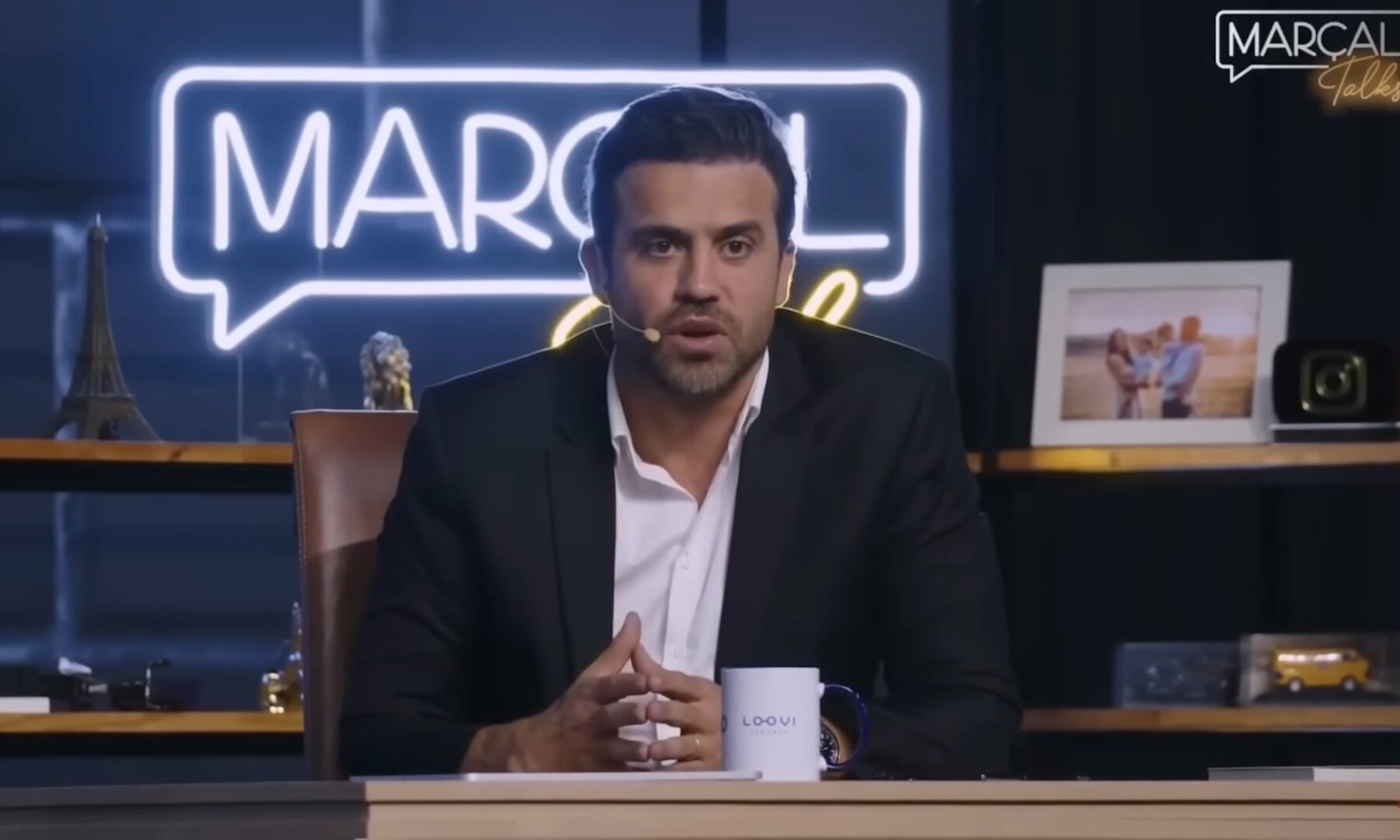 Pablo Marçal speaking into a headset microphone on his own studio set