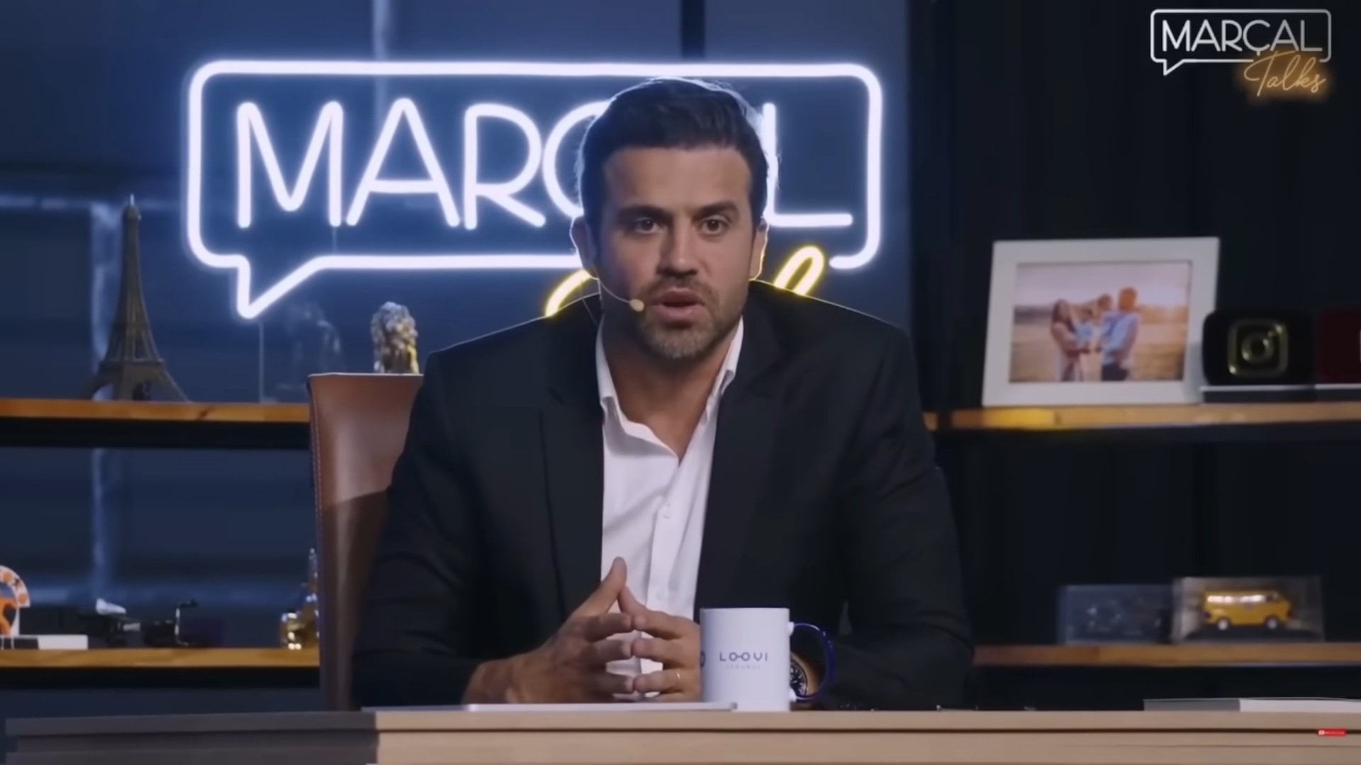 Pablo Marçal speaking into a headset microphone on his own studio set